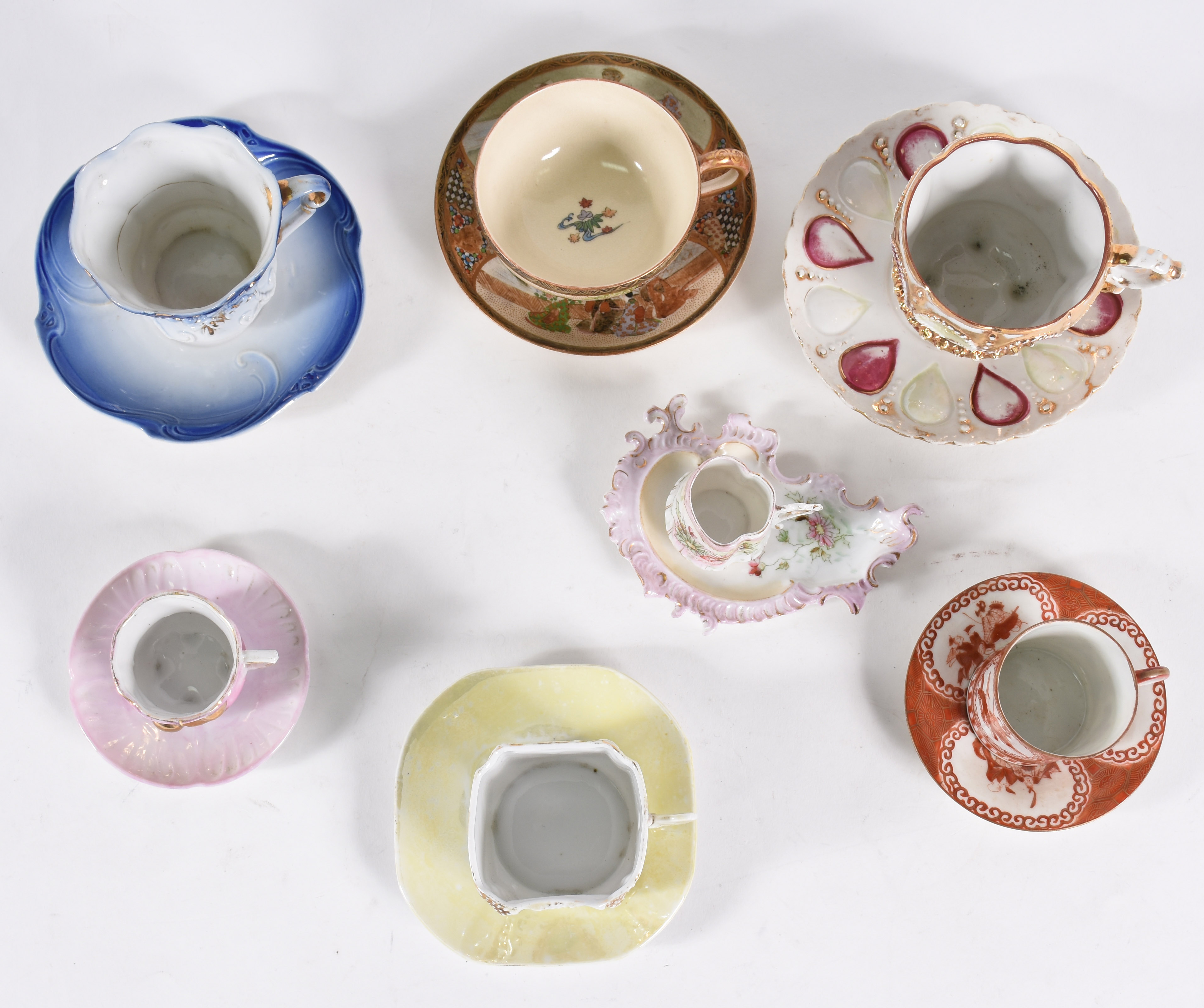 Sete xícaras para chá e café em porcelana de diversas procedências. - foto 2 de 7