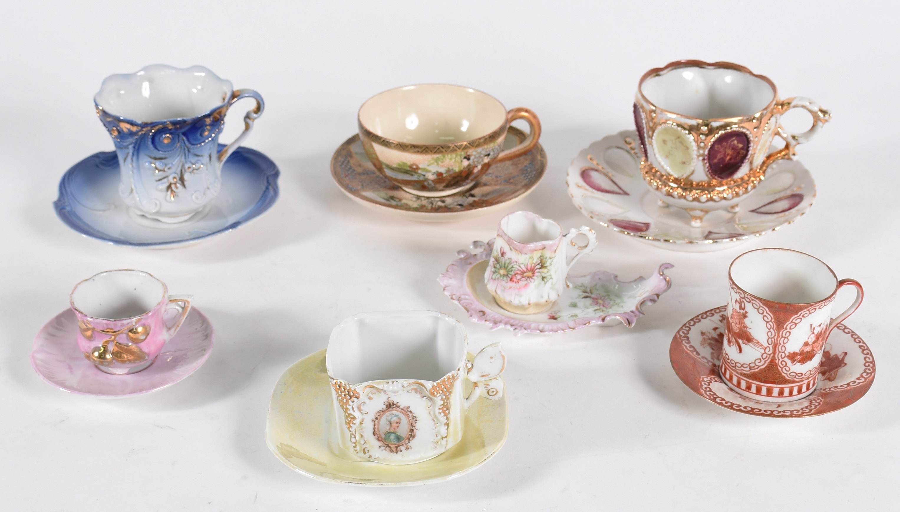 Sete xícaras para chá e café em porcelana de diversas procedências. - foto 1 de 7