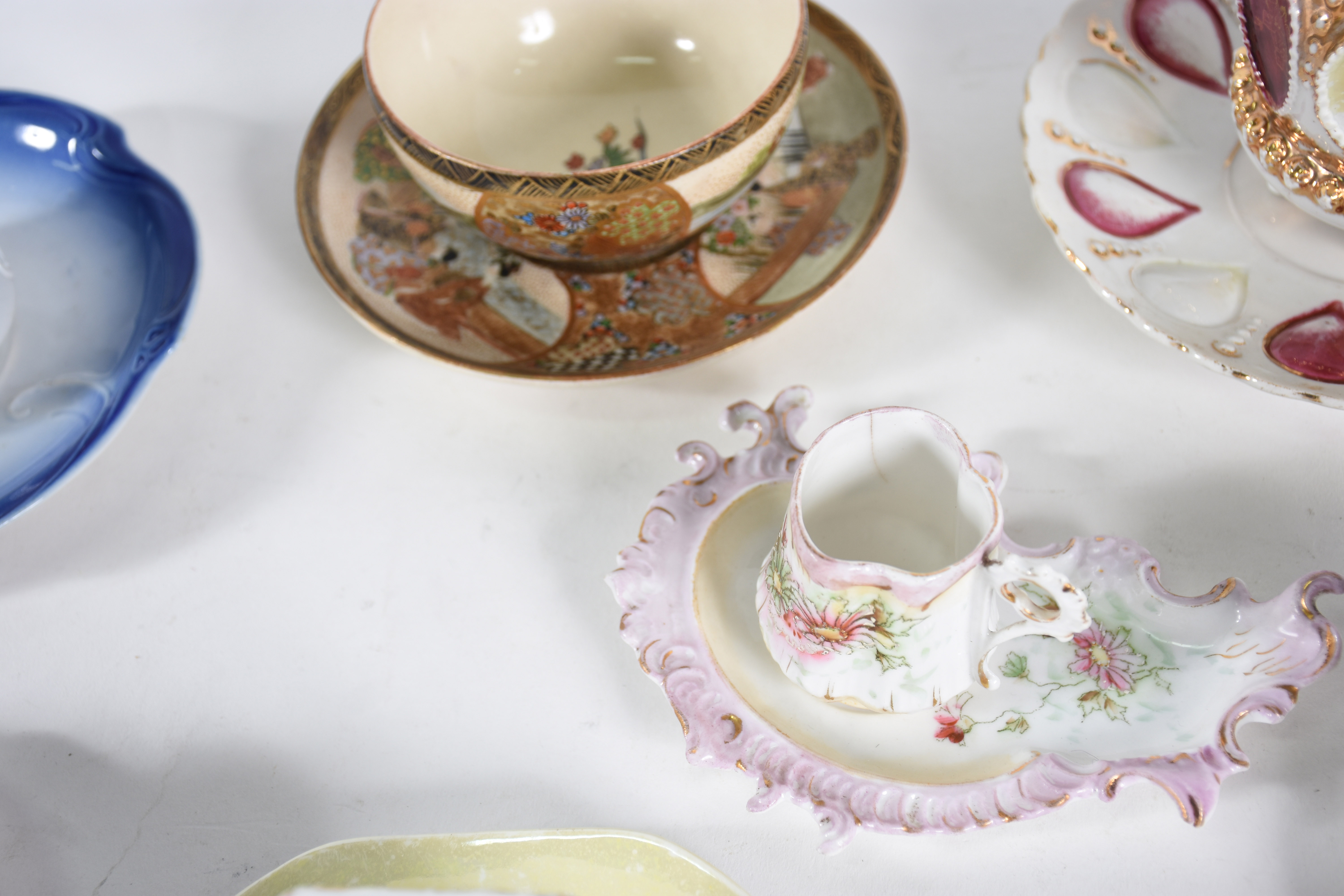 Sete xícaras para chá e café em porcelana de diversas procedências. - foto 7 de 7