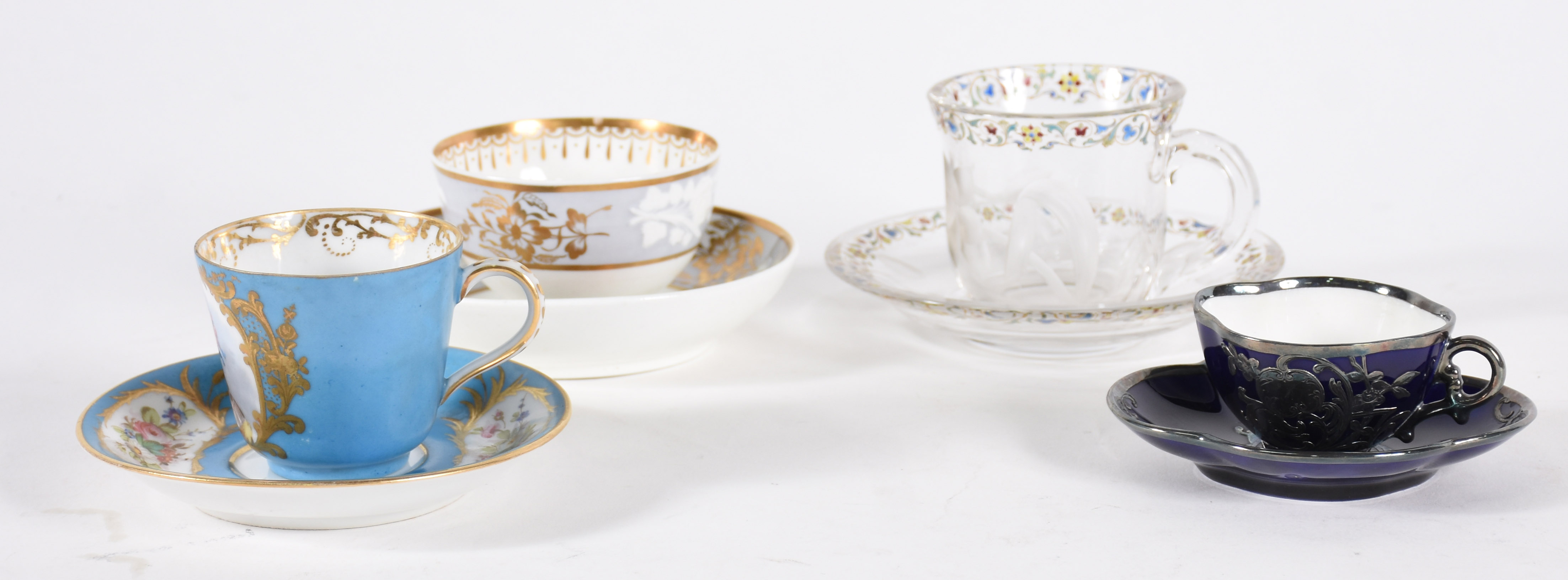 Três antigas xícaras com pires e 1 bowl com pires de porcelana e... - foto 2 de 6