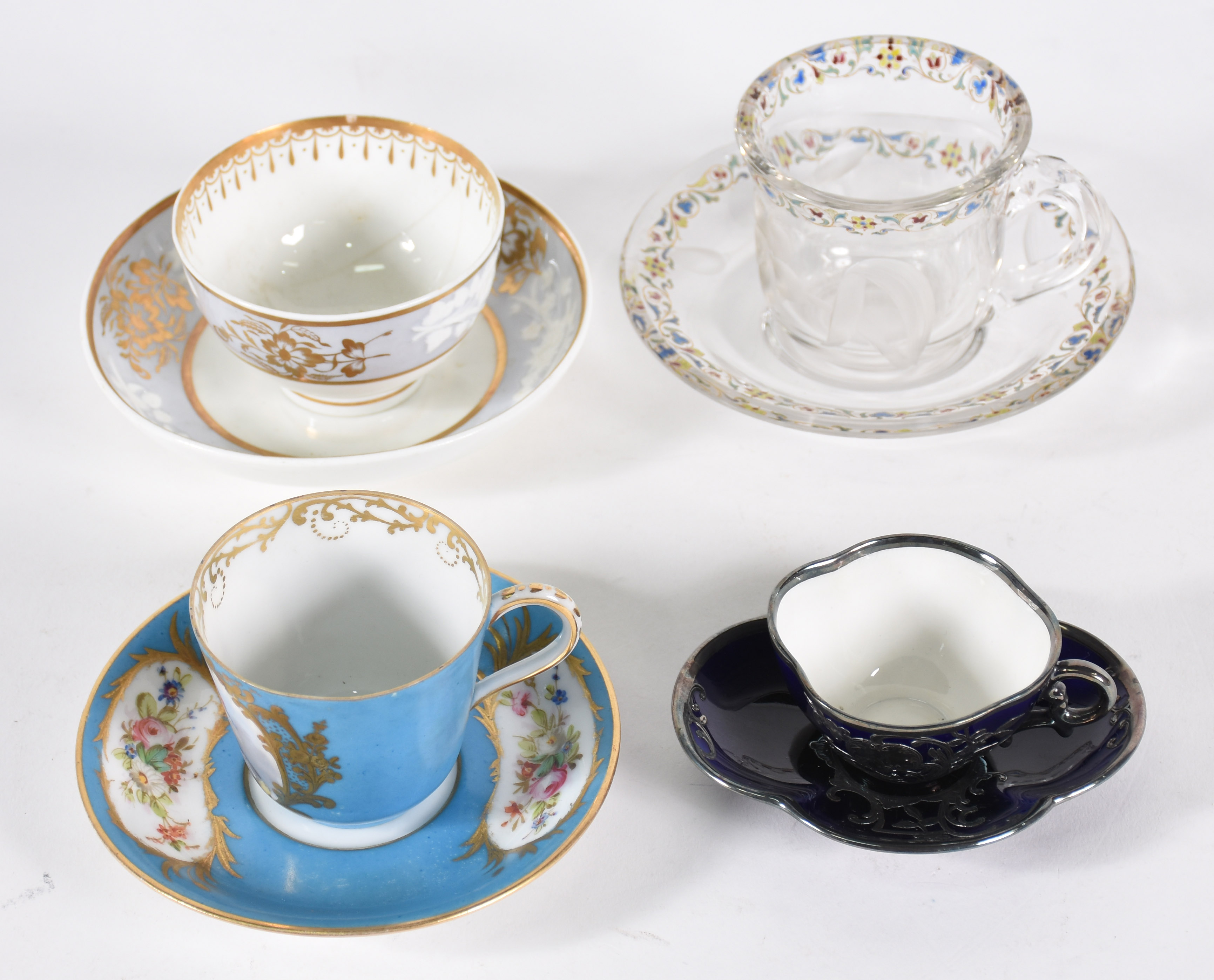 Três antigas xícaras com pires e 1 bowl com pires de porcelana e... - foto 1 de 6