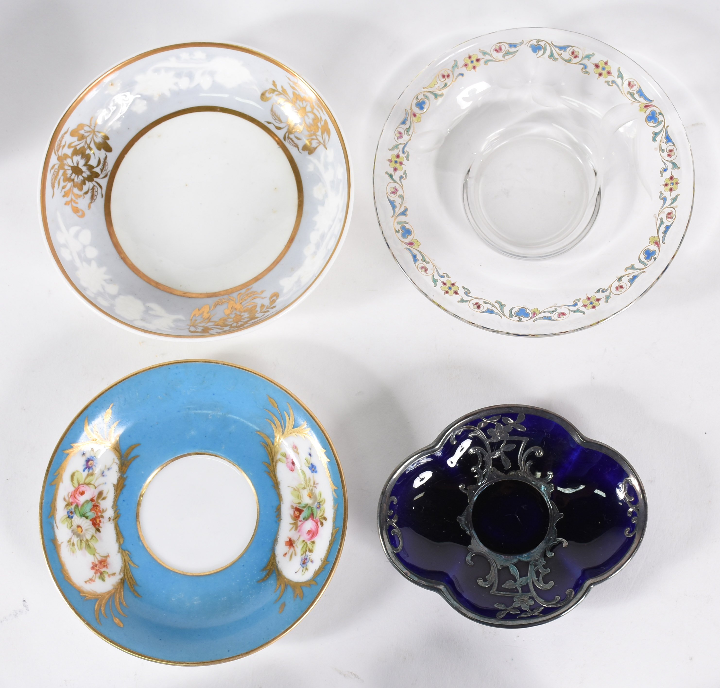 Três antigas xícaras com pires e 1 bowl com pires de porcelana e... - foto 3 de 6