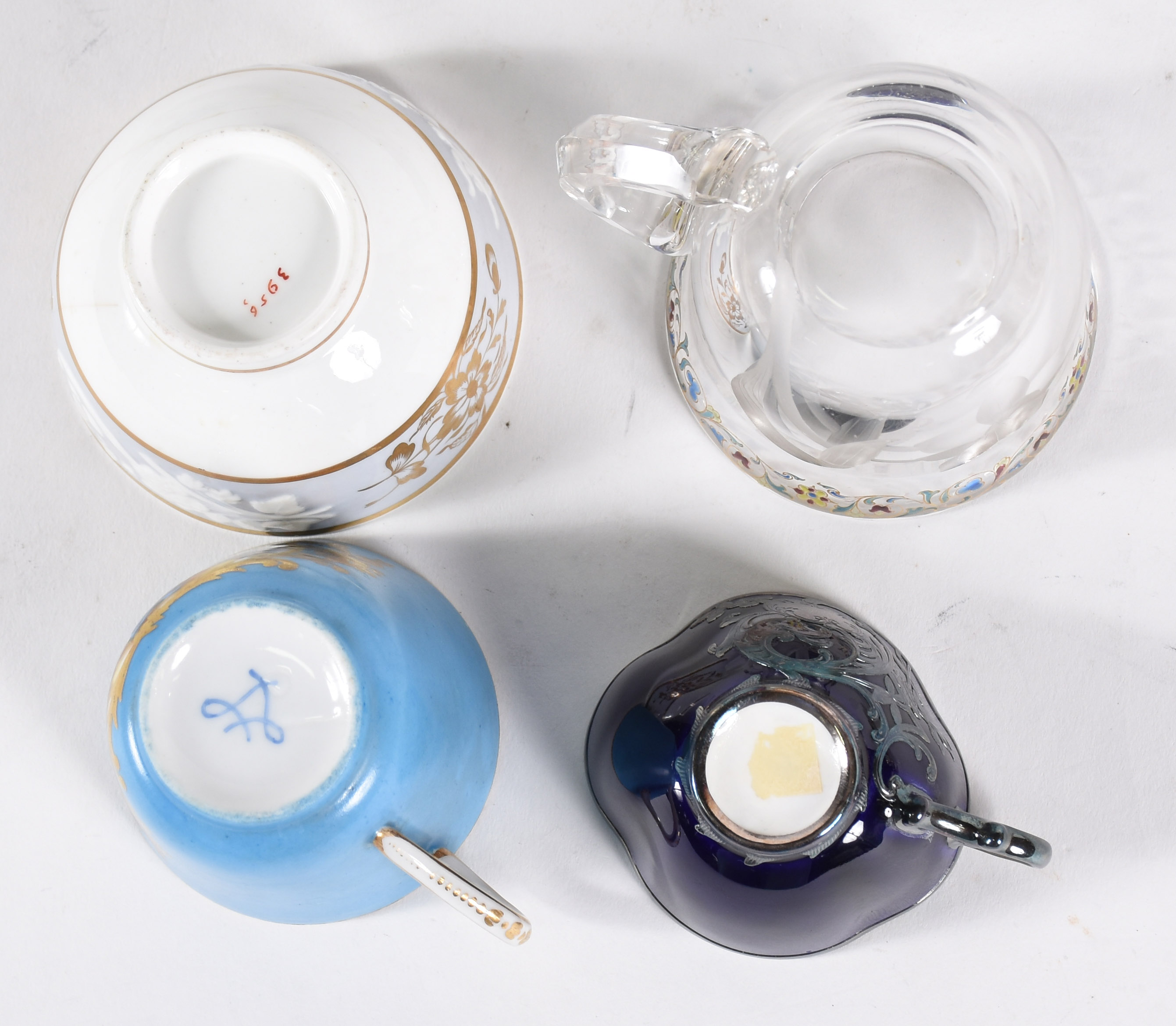 Três antigas xícaras com pires e 1 bowl com pires de porcelana e... - foto 4 de 6