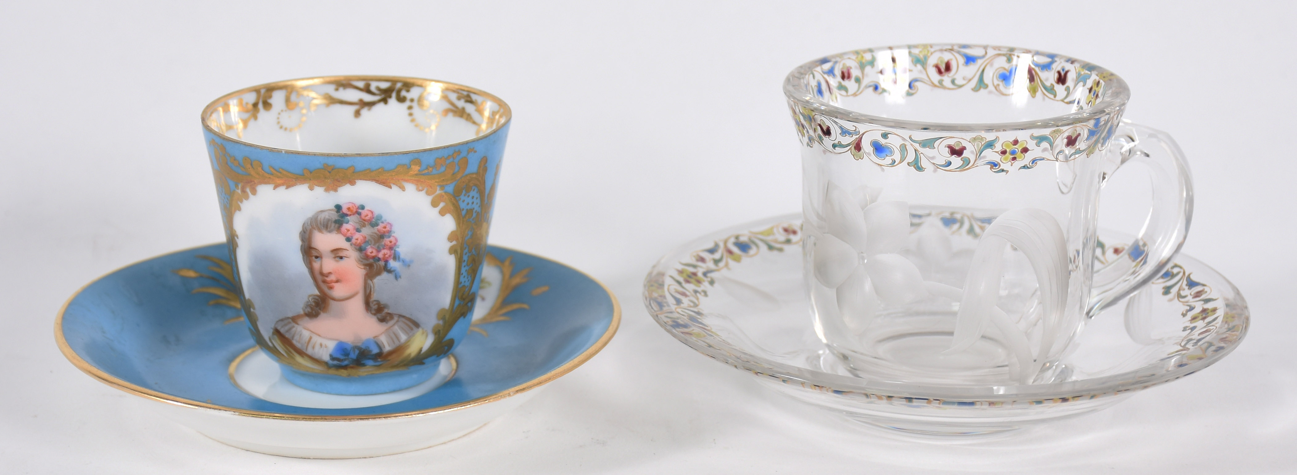 Três antigas xícaras com pires e 1 bowl com pires de porcelana e... - foto 5 de 6