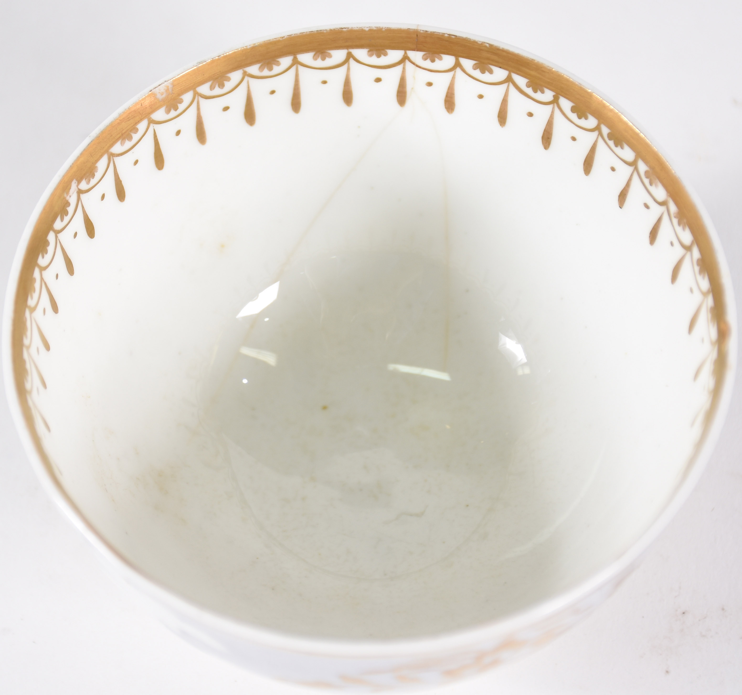 Três antigas xícaras com pires e 1 bowl com pires de porcelana e... - foto 6 de 6