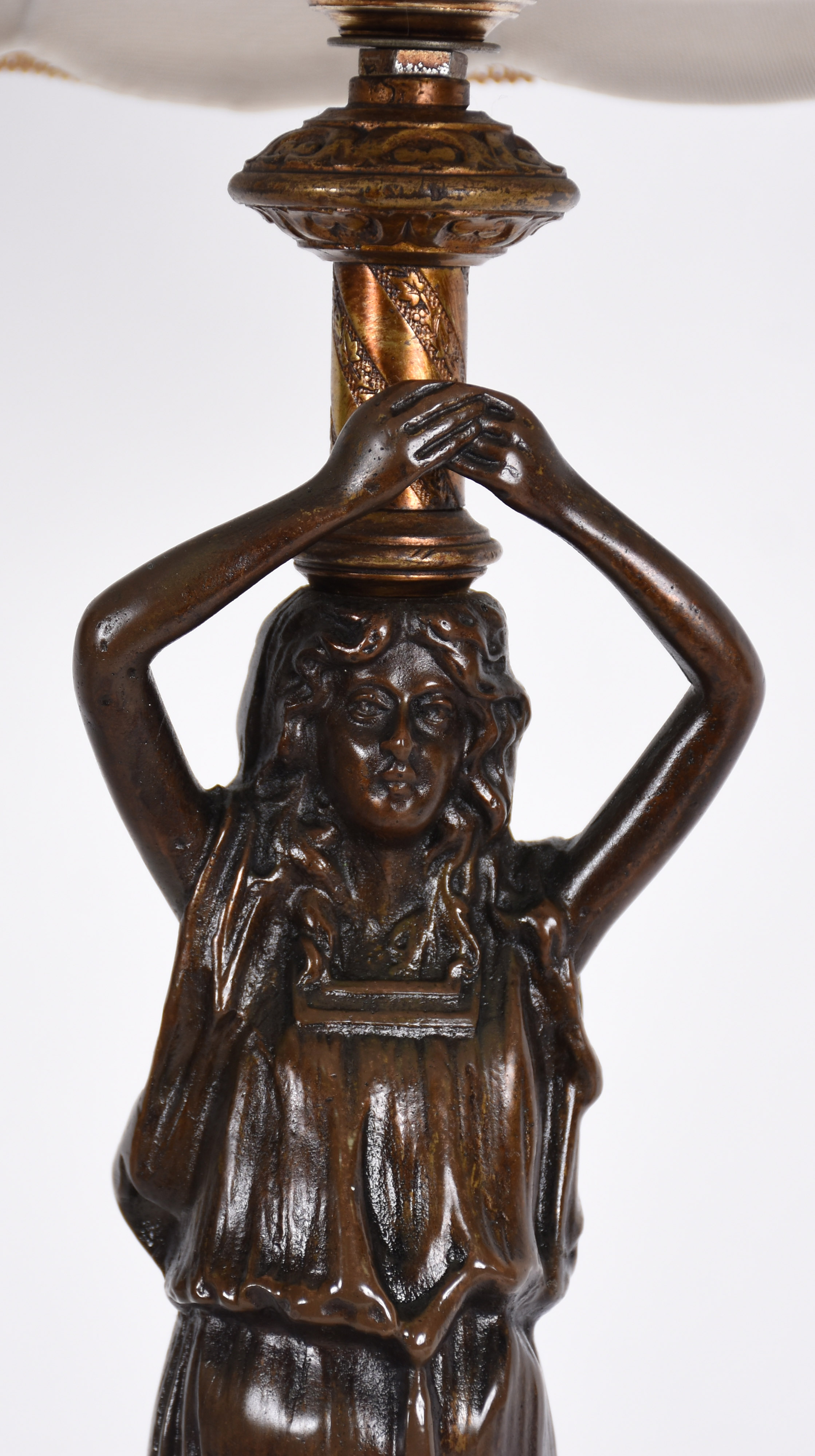 Abatjour de bronze assinado representando figura feminina com cúpula. - foto 2 de 5