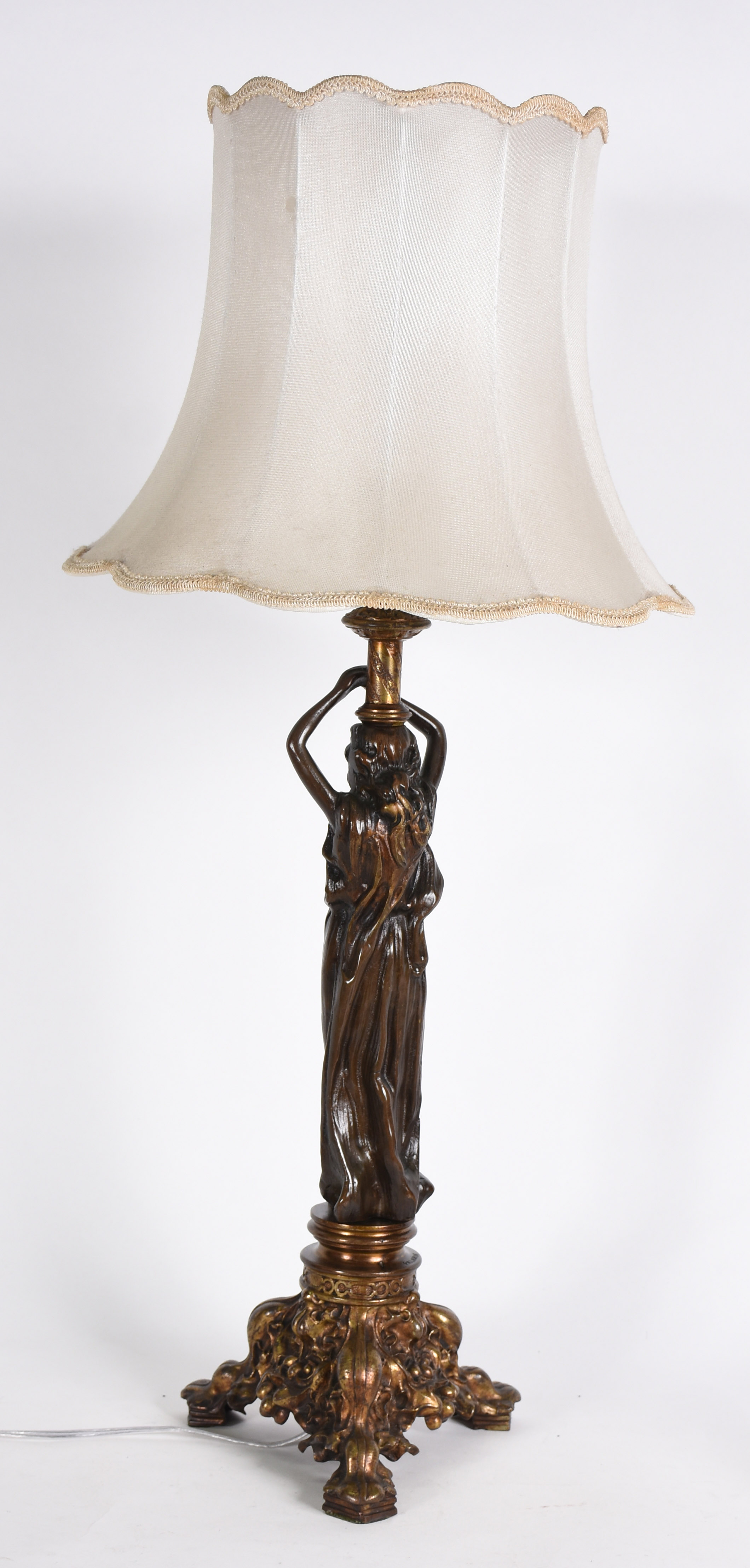Abatjour de bronze assinado representando figura feminina com cúpula. - foto 3 de 5