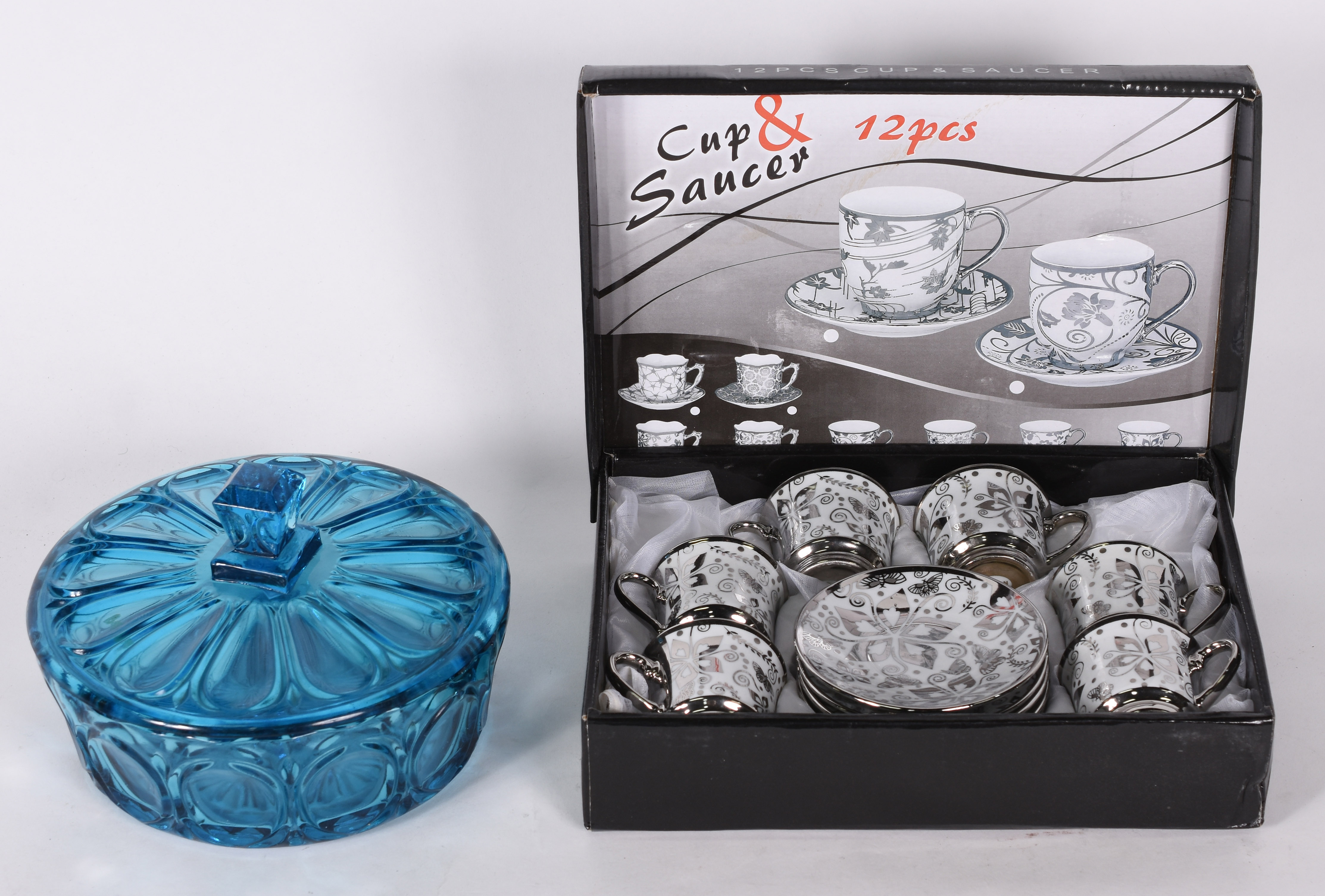 Seis xícaras de porcelana (na caixa) e bomboniere azul de vidro. - foto 1 de 7