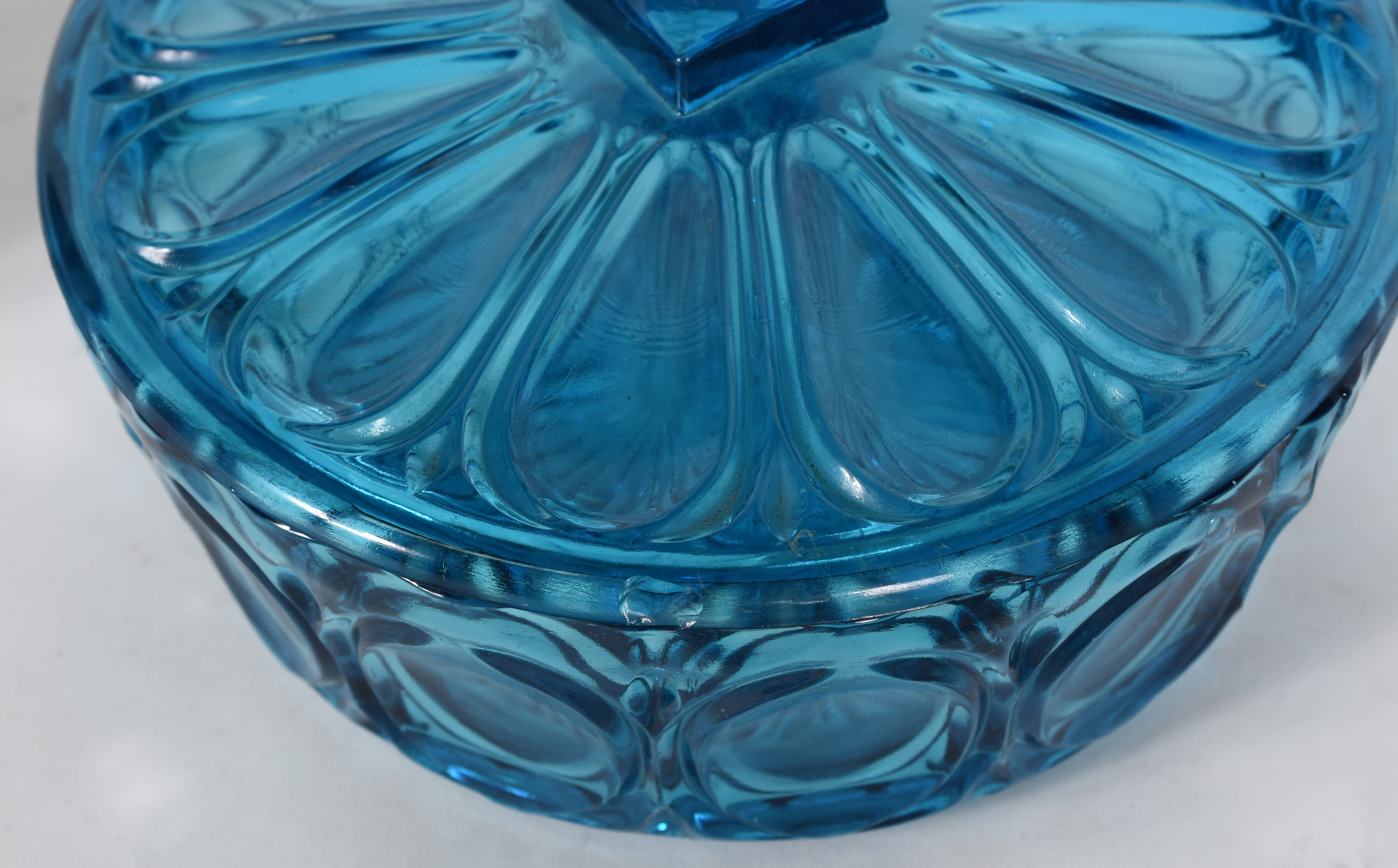 Seis xícaras de porcelana (na caixa) e bomboniere azul de vidro. - foto 2 de 7