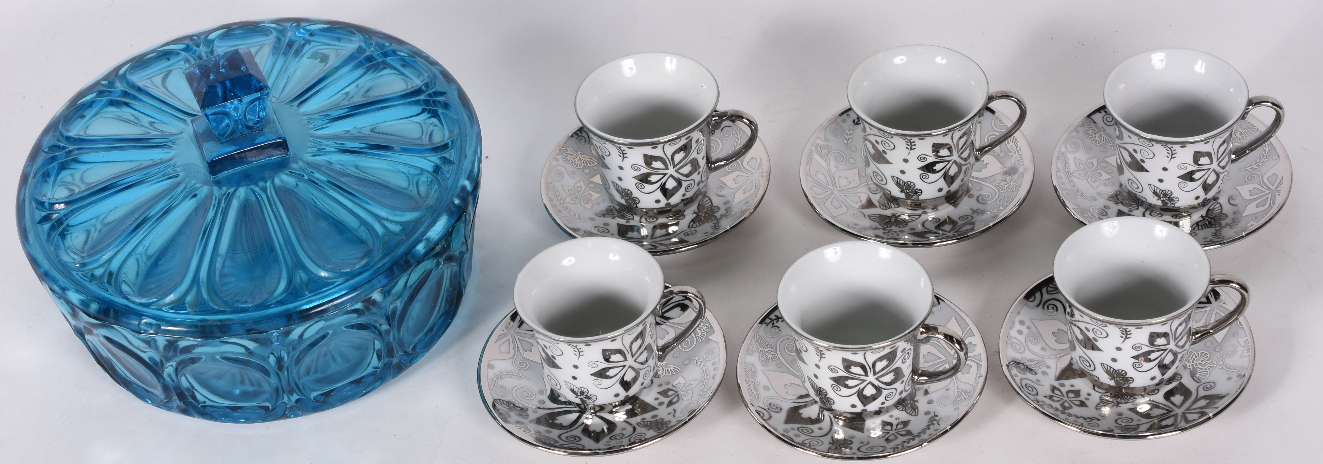 Seis xícaras de porcelana (na caixa) e bomboniere azul de vidro. - foto 3 de 7