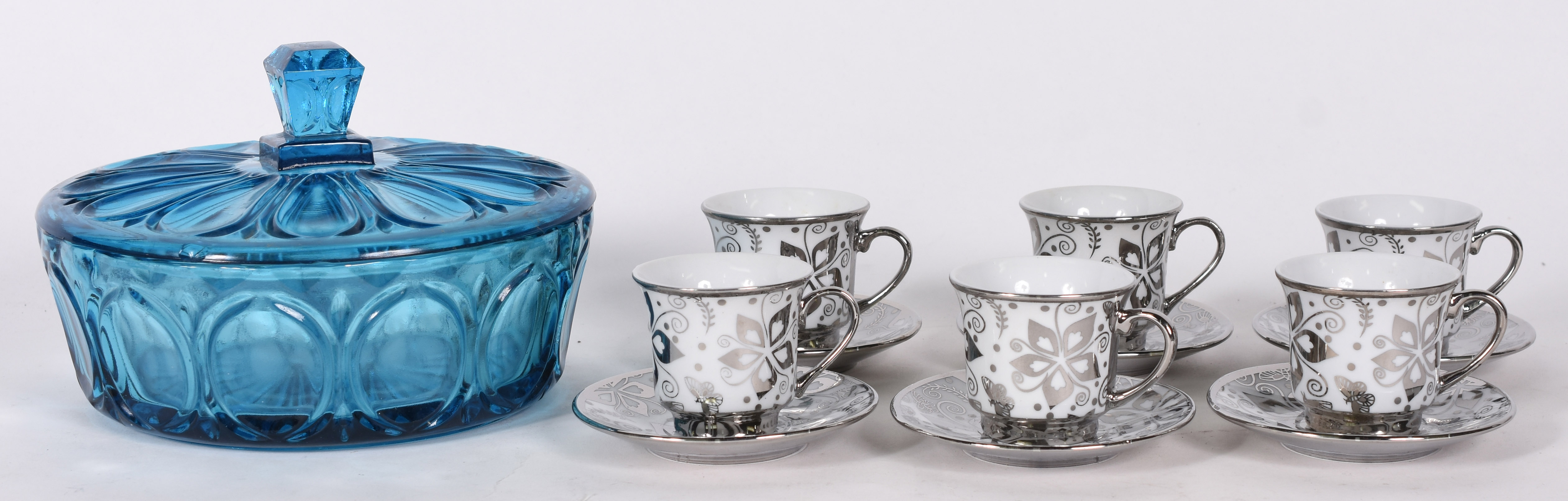 Seis xícaras de porcelana (na caixa) e bomboniere azul de vidro. - foto 4 de 7