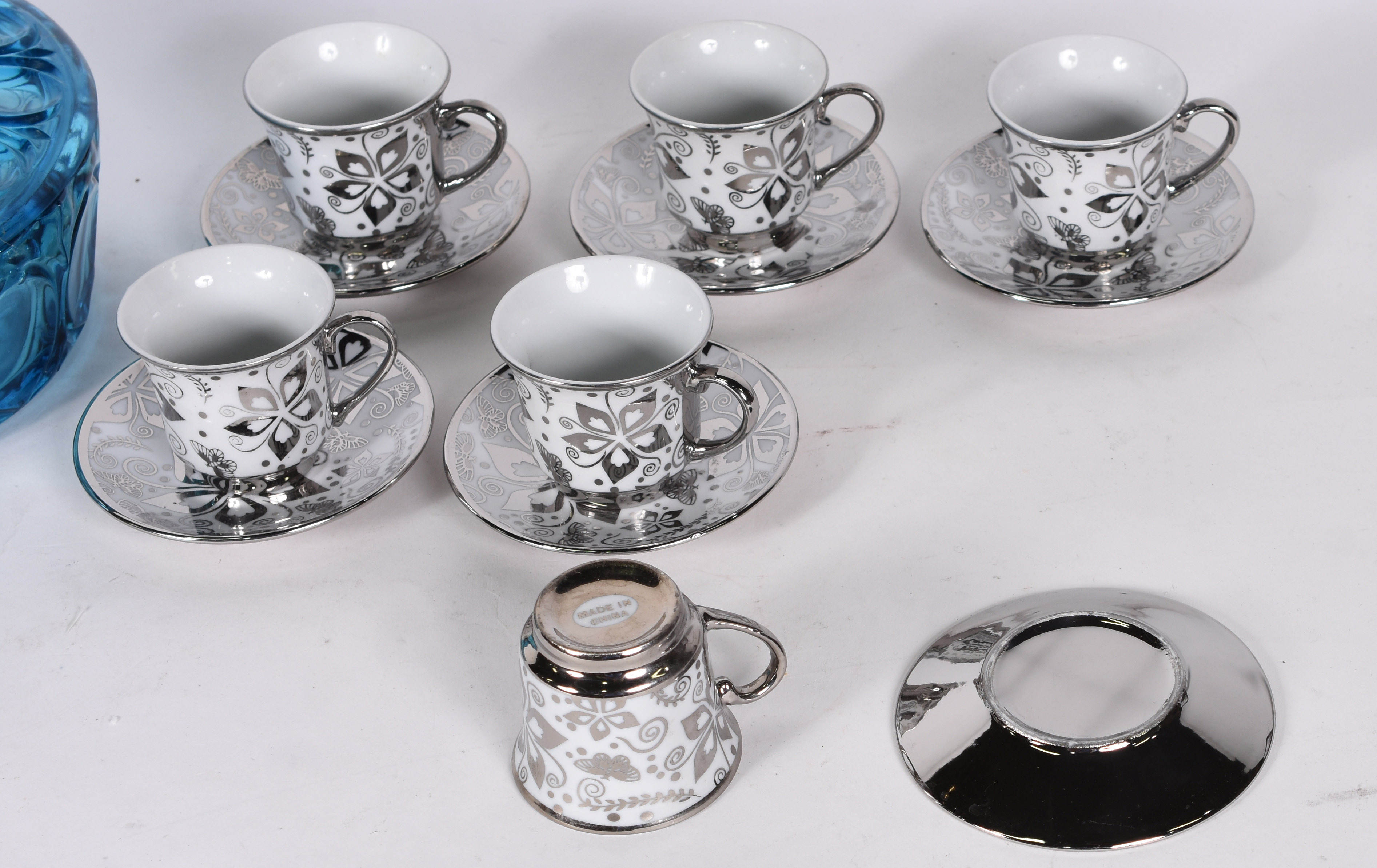 Seis xícaras de porcelana (na caixa) e bomboniere azul de vidro. - foto 6 de 7