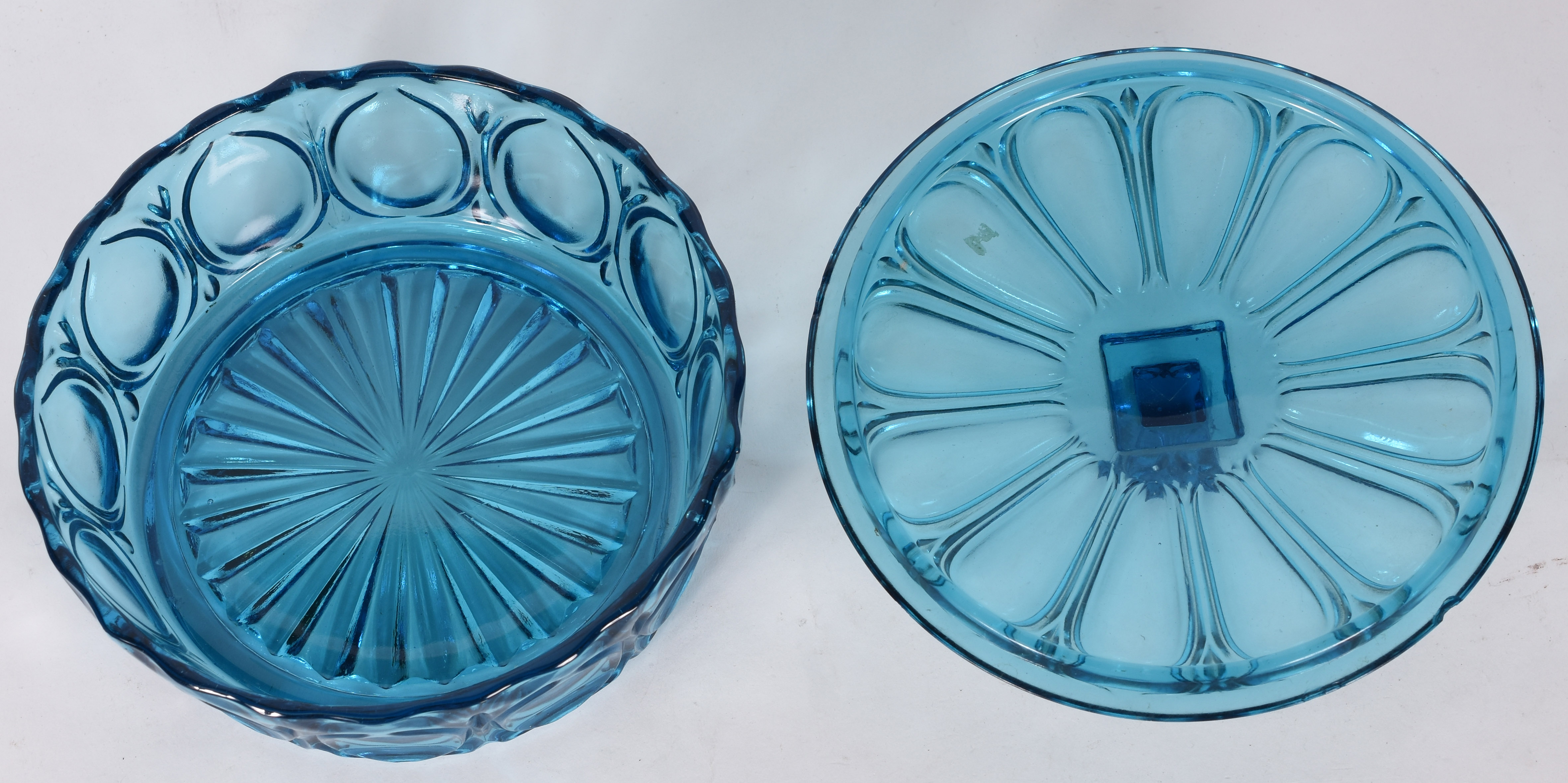 Seis xícaras de porcelana (na caixa) e bomboniere azul de vidro. - foto 7 de 7
