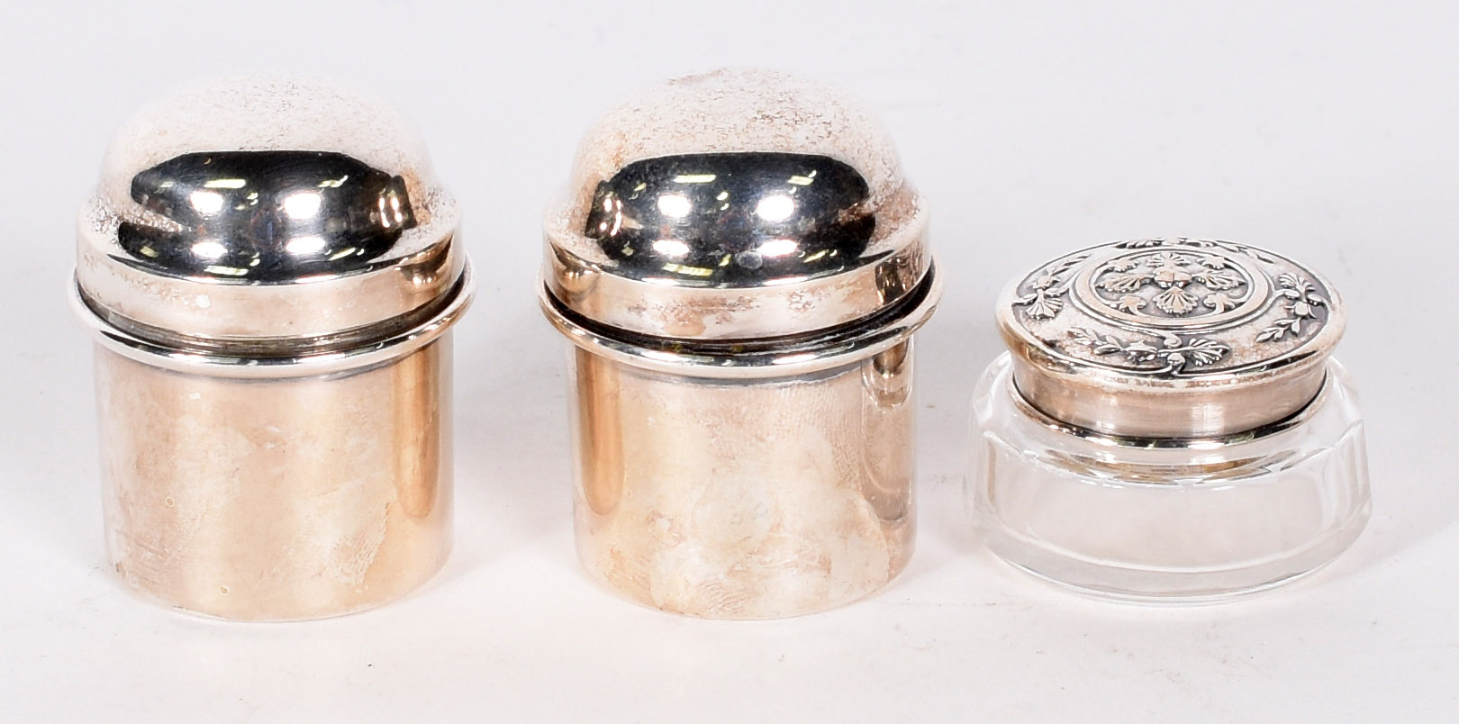 Tres caixinhas, sendo duas de prata e uma de cristal com tampa de... - foto 1 de 7