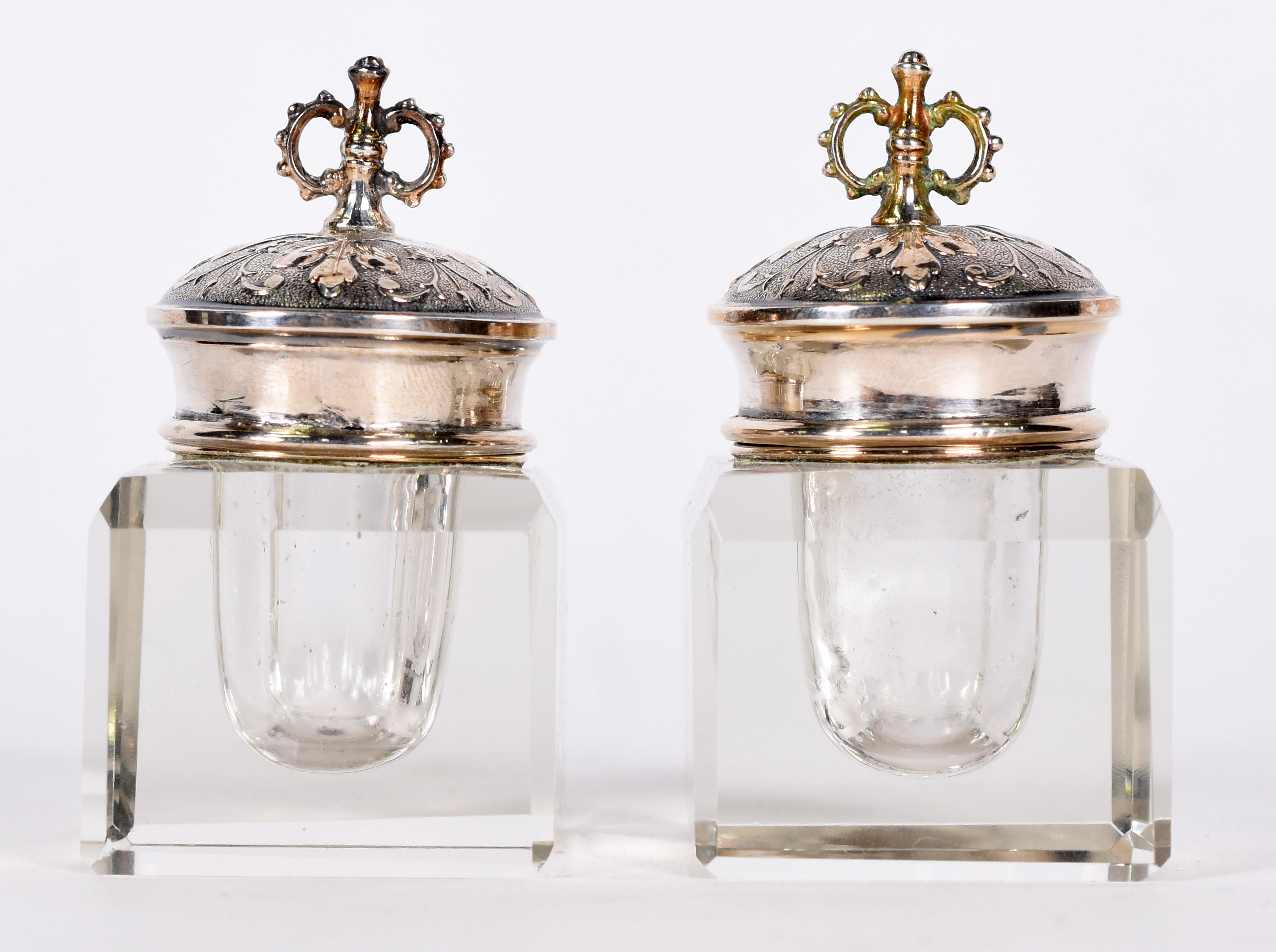 Dois frascos para tinteiro de cristal com tampa de prata( 1 com... - foto 1 de 4
