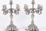 Par de candelabros de prata Portuguesa contrast... - Par de candelabros de prata Portuguesa contraste Águia, para 5 velas cada, ricamente trabalhados com concheados em relevo. (por questão de segur...
