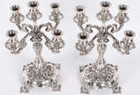 Par de candelabros de prata Portuguesa contrast... - Par de candelabros de prata Portuguesa contraste Águia, para 5 velas cada, ricamente trabalhados com concheados em relevo. (por questão de segur...