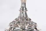 Par de candelabros de prata Portuguesa contrast... - Par de candelabros de prata Portuguesa contraste Águia, para 5 velas cada, ricamente trabalhados com concheados em relevo. (por questão de segur...
