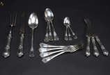 Conjunto de talheres de metal prateado, sendo: ... - Conjunto de talheres de metal prateado, sendo: 4 garfos grandes, 3 facas grandes, 3 colheres de sopa, 4 colheres de chá e 3 talheres para servir...