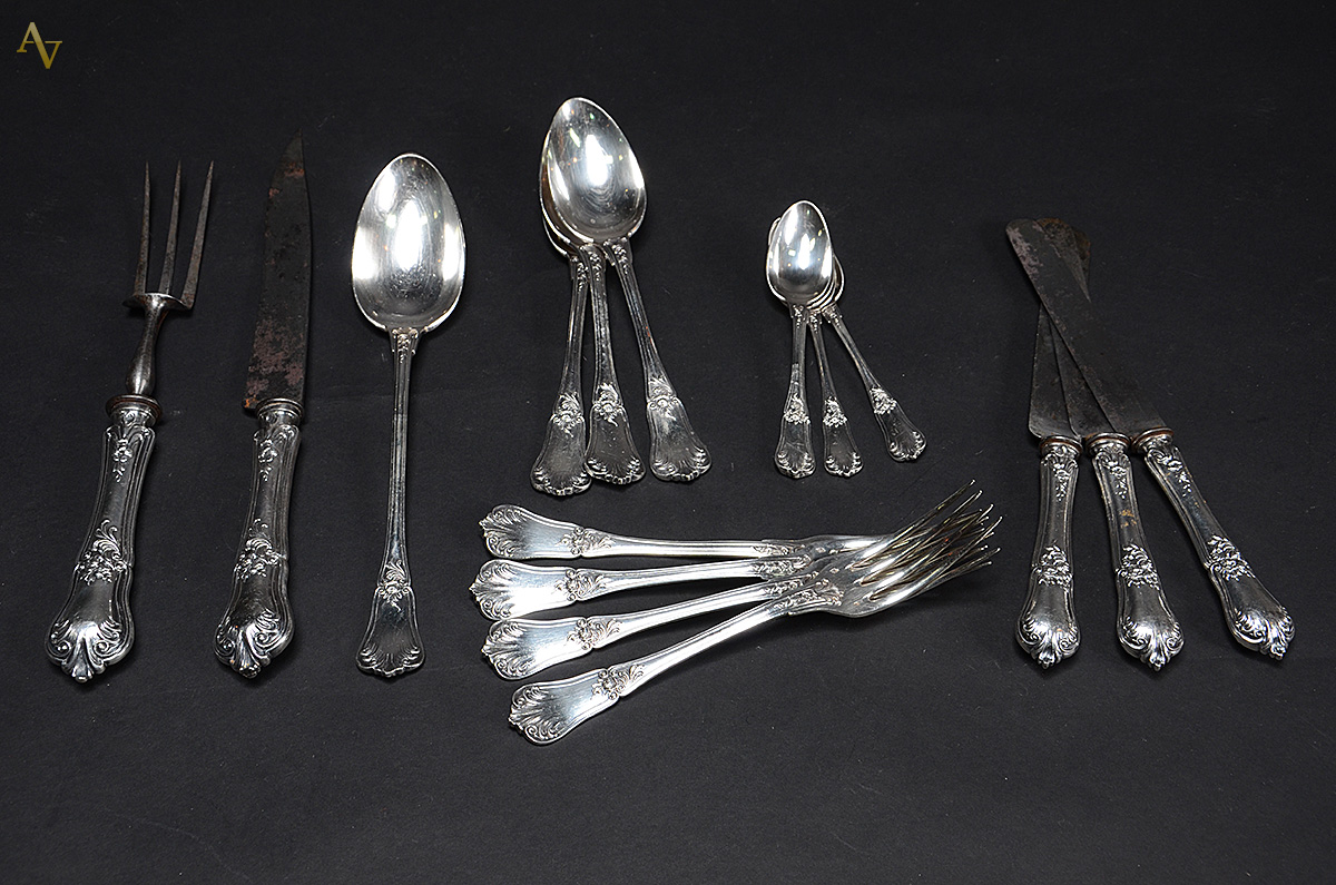 Conjunto de talheres de metal prateado, sendo: 4 garfos grandes, 3... - foto 1 de 2