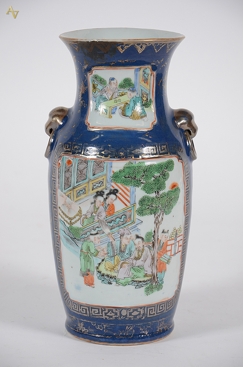 Vaso de porcelana chinesa fundo azul e cena com gueixas e figuras em... - foto 1 de 2