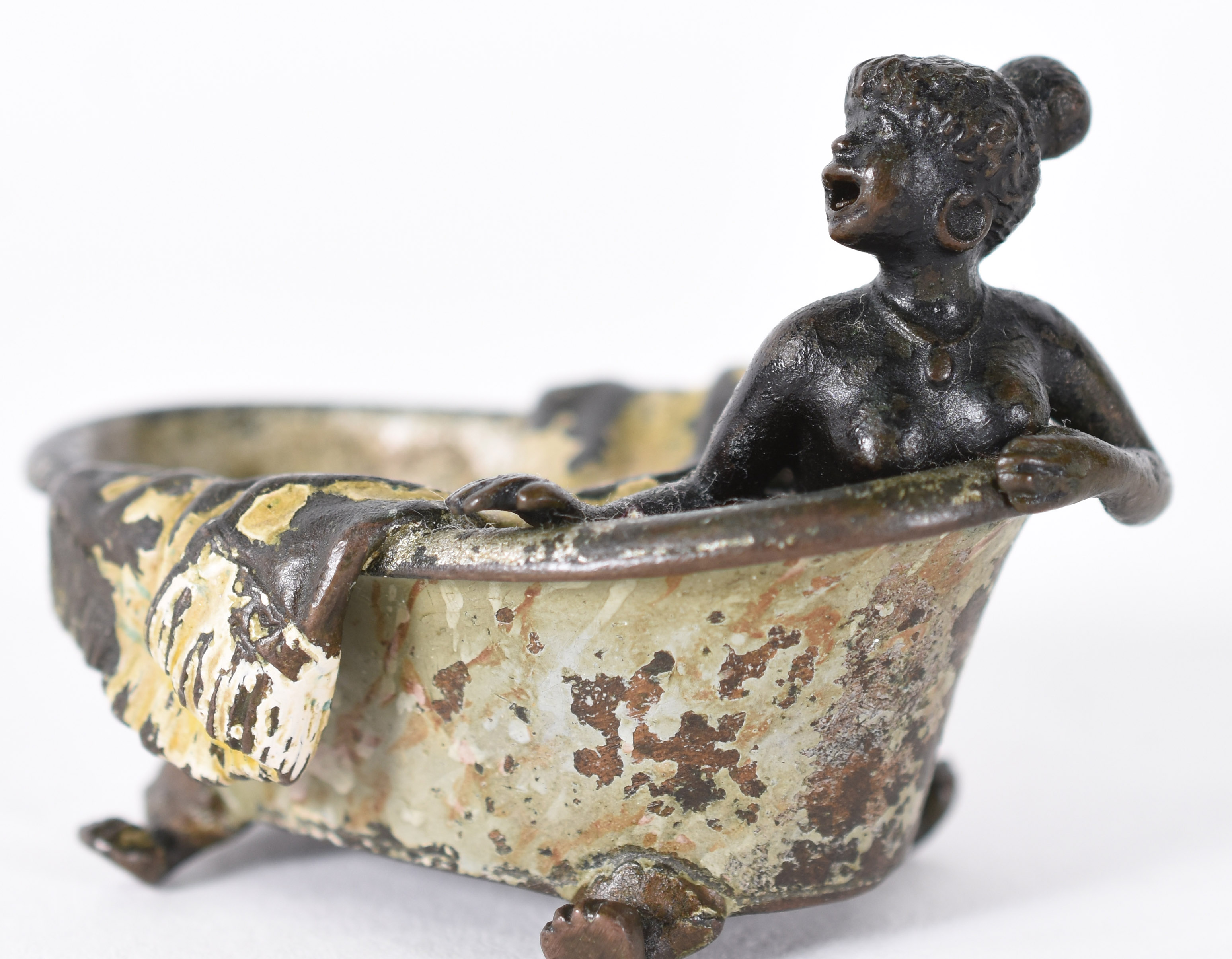 Pequena escultura de bronze representando " mulher na banheira"... - foto 6 de 6