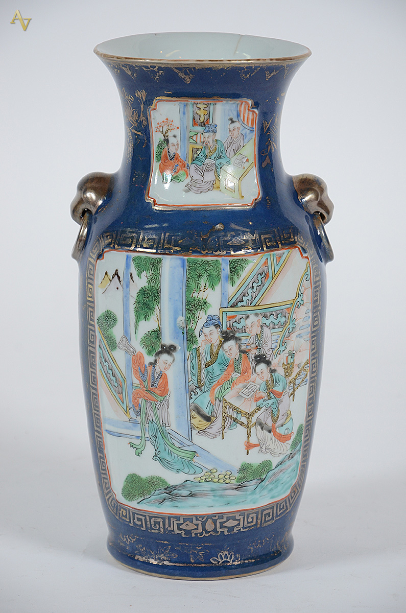 Vaso de porcelana chinesa fundo azul e cena com gueixas e figuras em... - foto 2 de 2