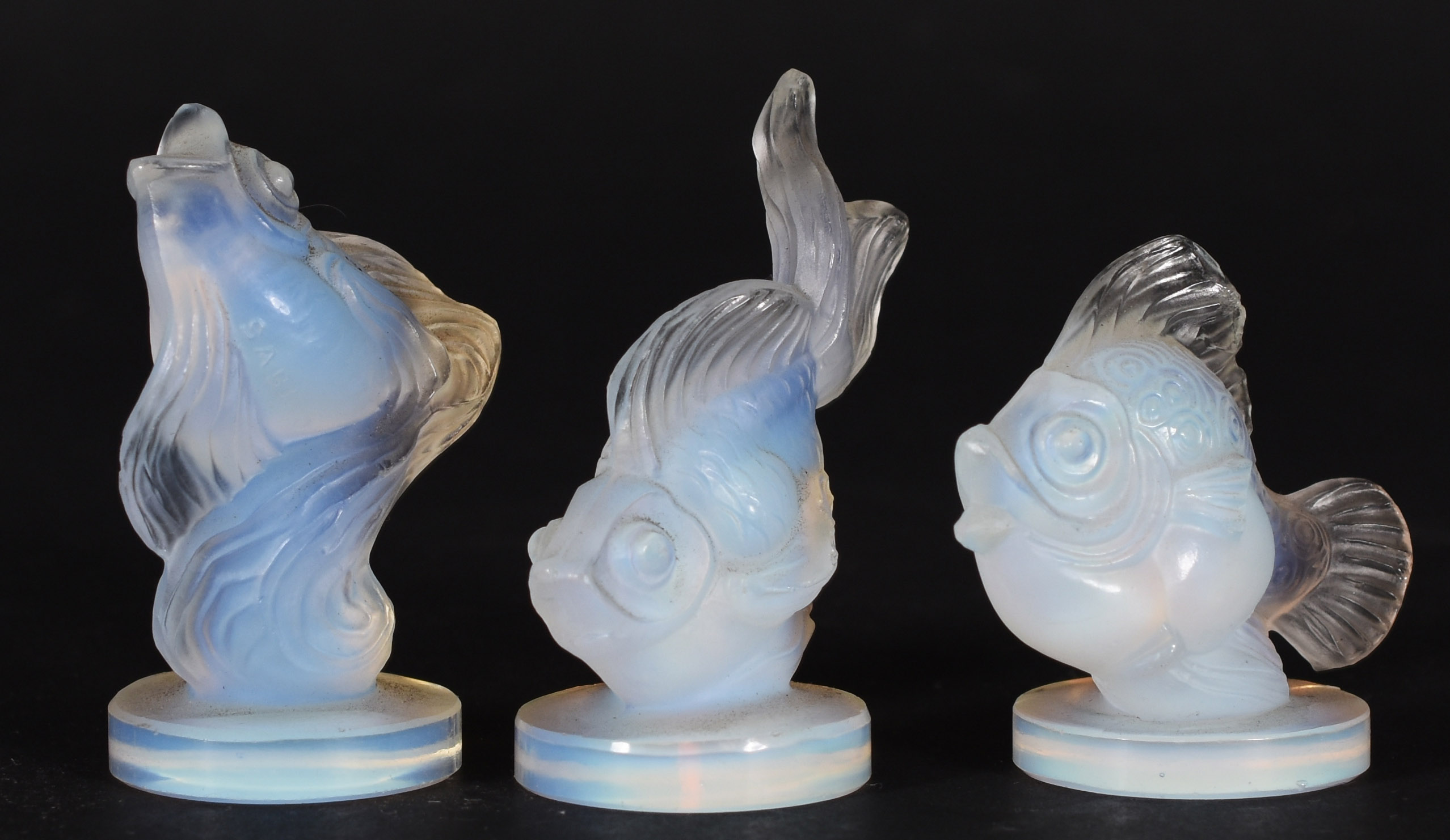 Três peixinhos de cristal opalescente branco. - foto 1 de 4