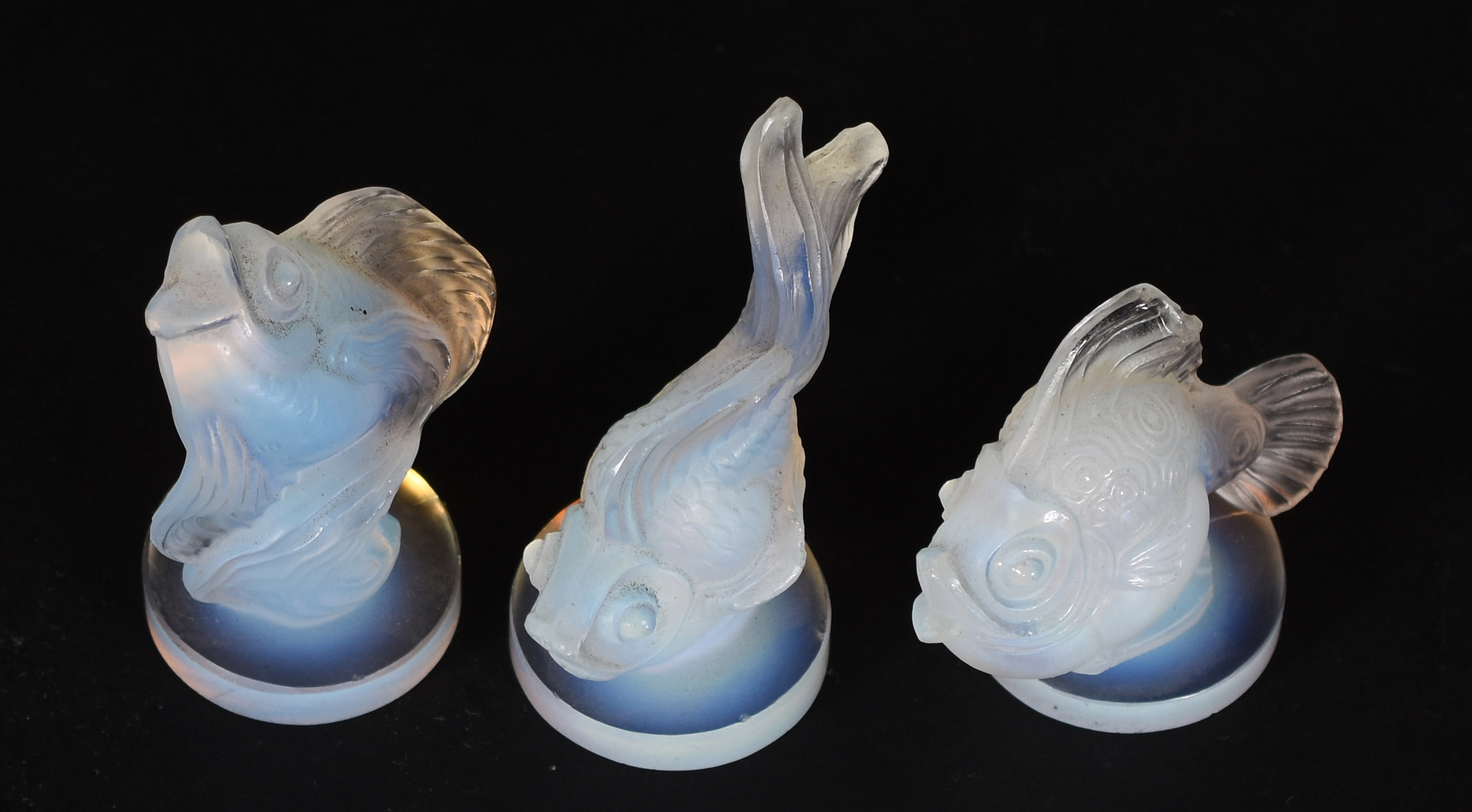 Três peixinhos de cristal opalescente branco. - foto 2 de 4