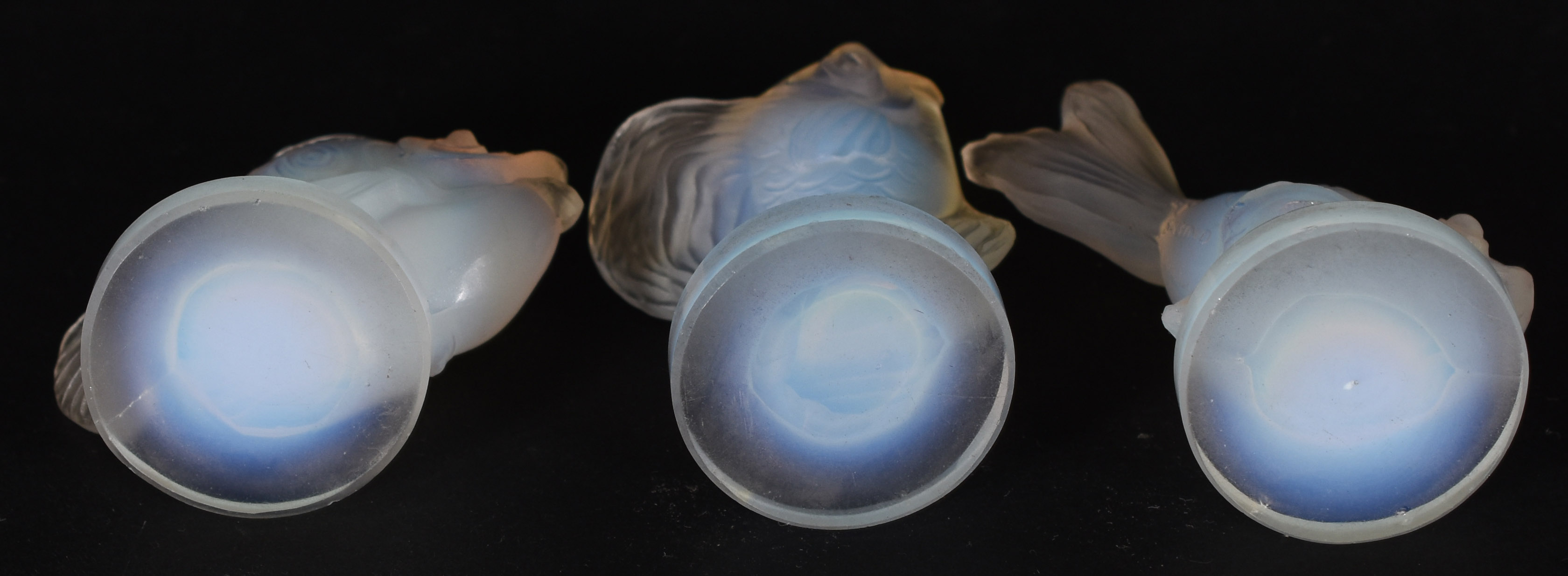 Três peixinhos de cristal opalescente branco. - foto 3 de 4