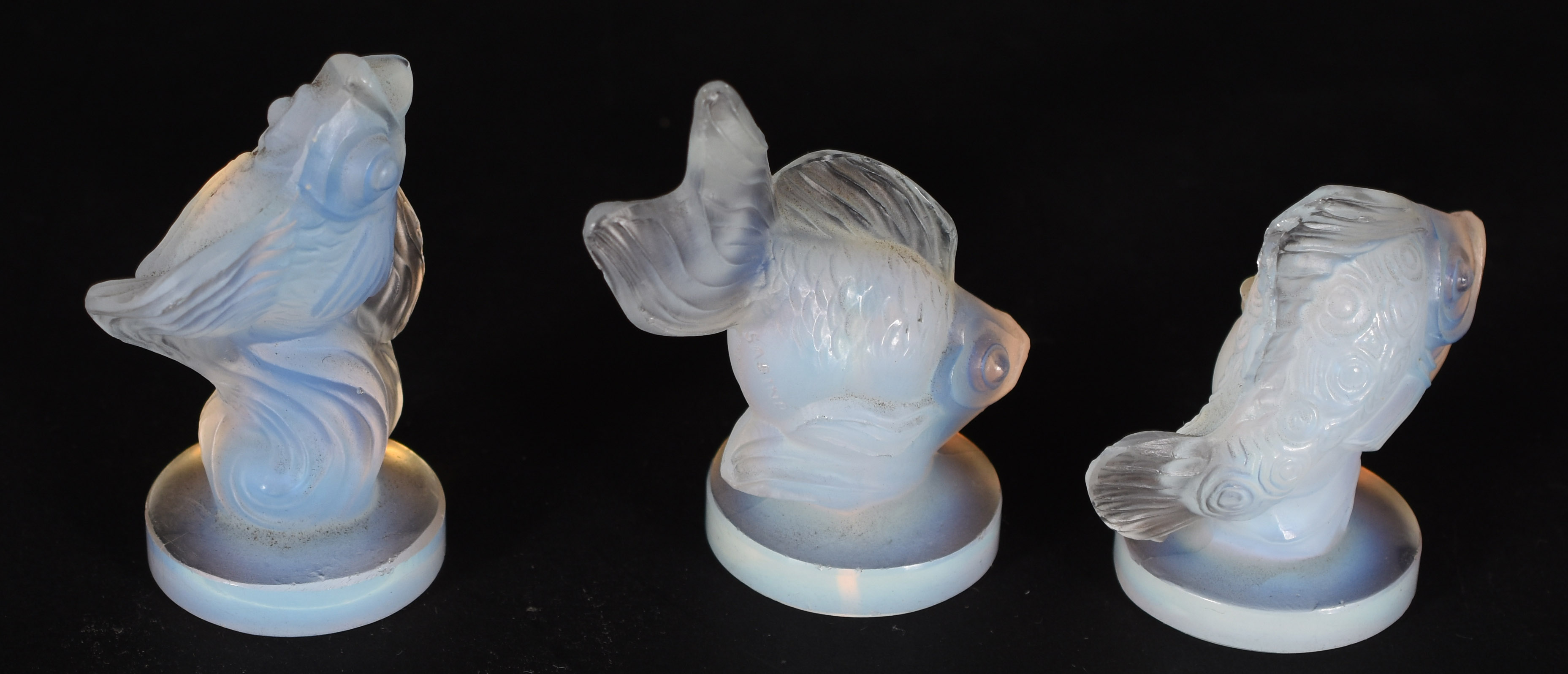 Três peixinhos de cristal opalescente branco. - foto 4 de 4