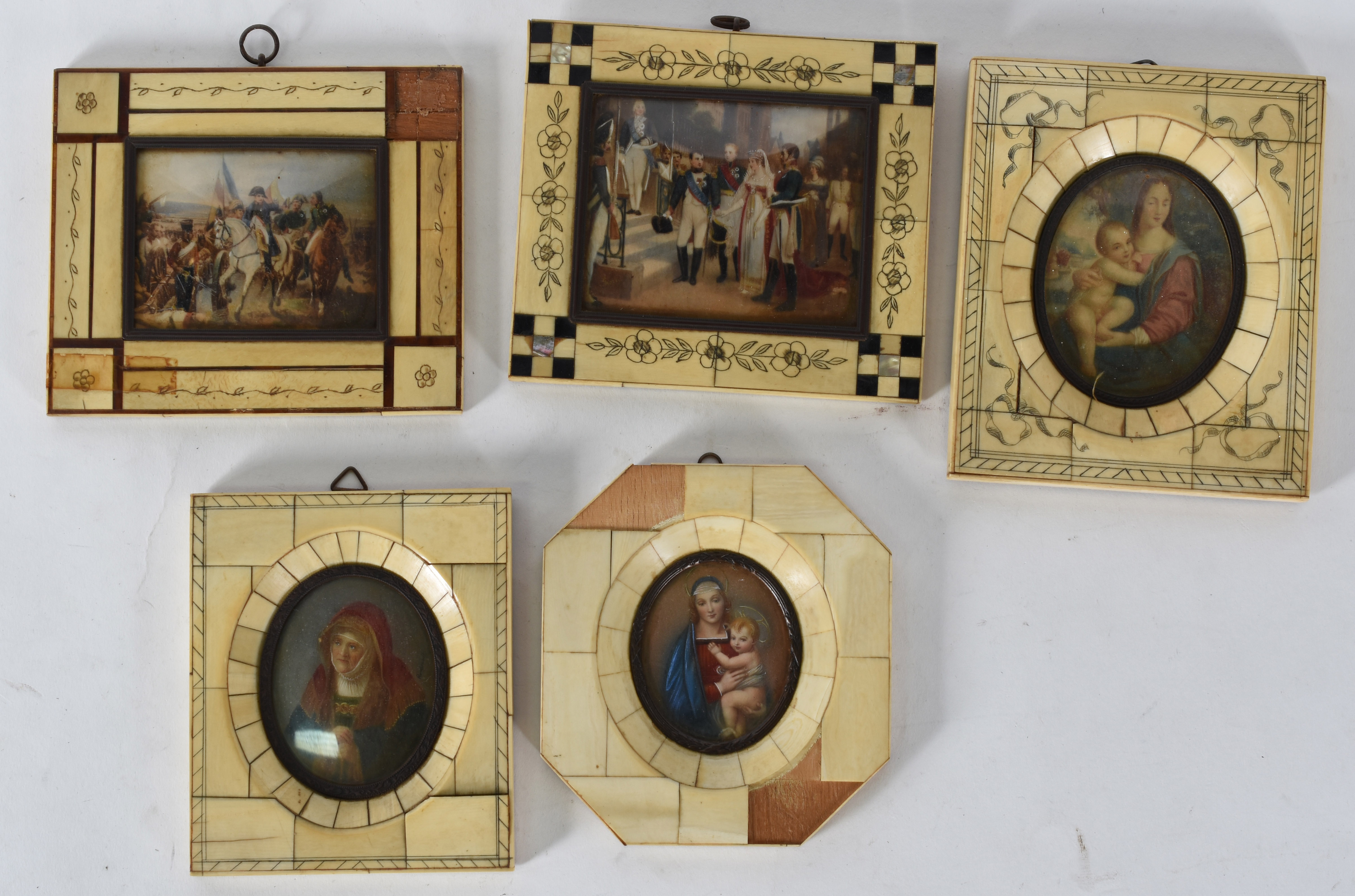 Cinco miniaturas pintadas sobre marfim, sendo duas com cenas de... - foto 1 de 8