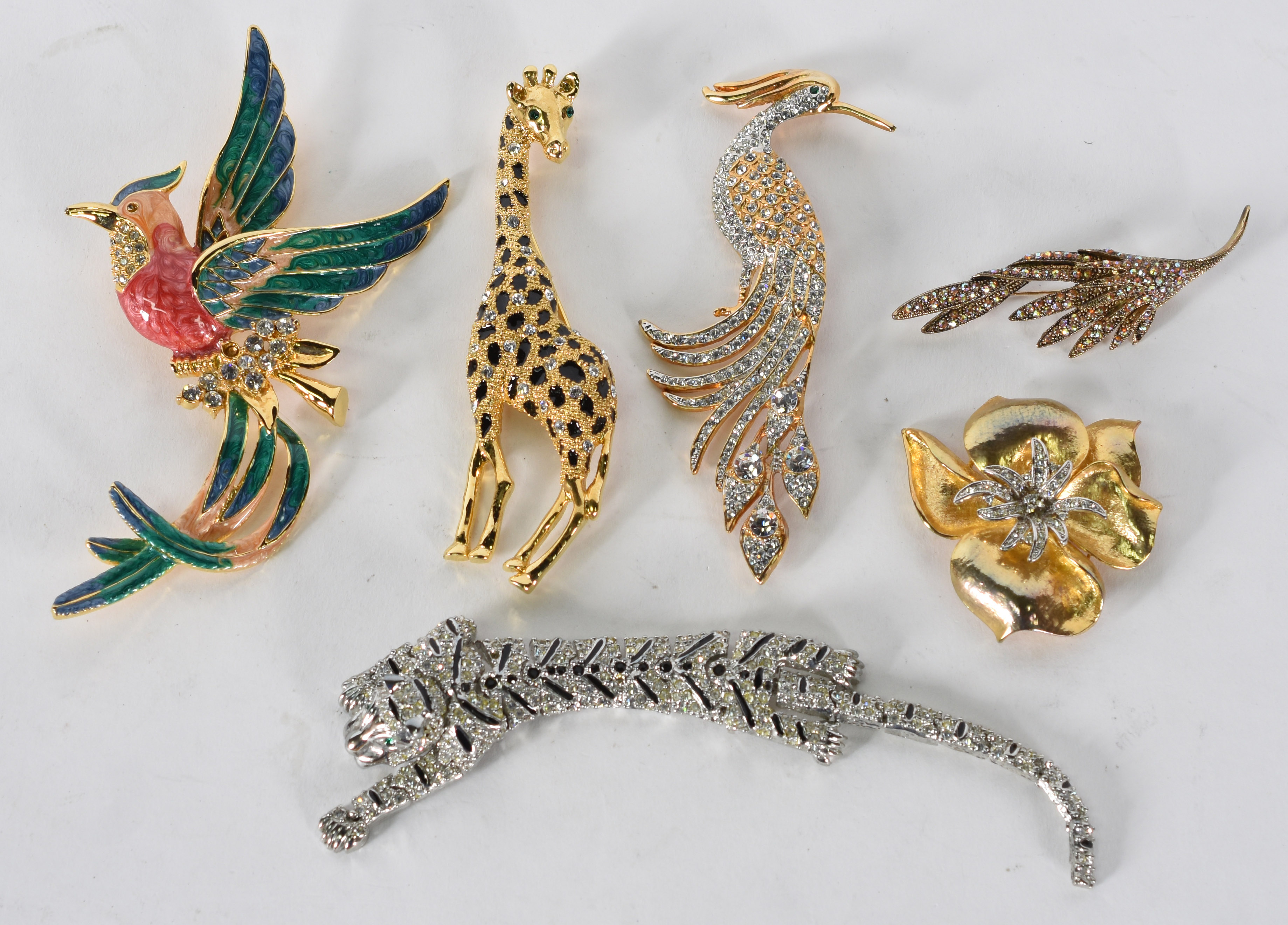 Seis broches bijouterias diversos de metal e strass . - foto 1 de 4