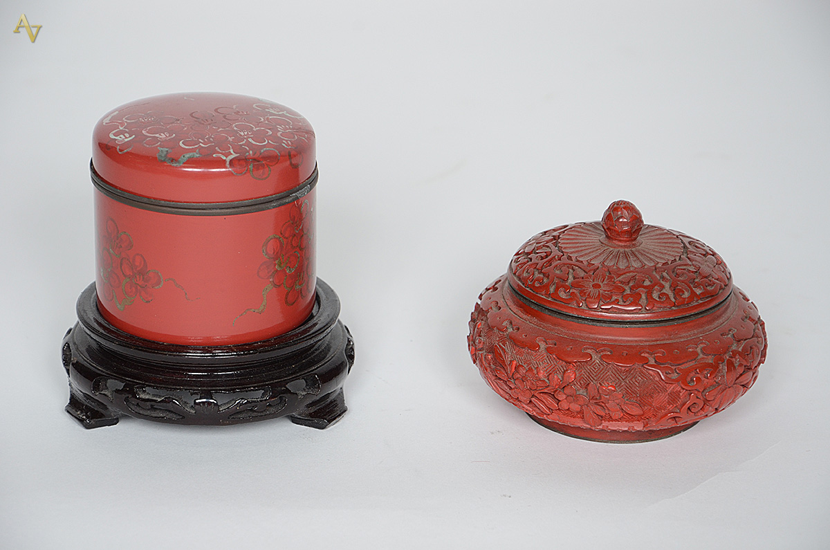Duas pequenas caixas, sendo uma antiga de lacca e outra chinesa... - foto 1 de 2