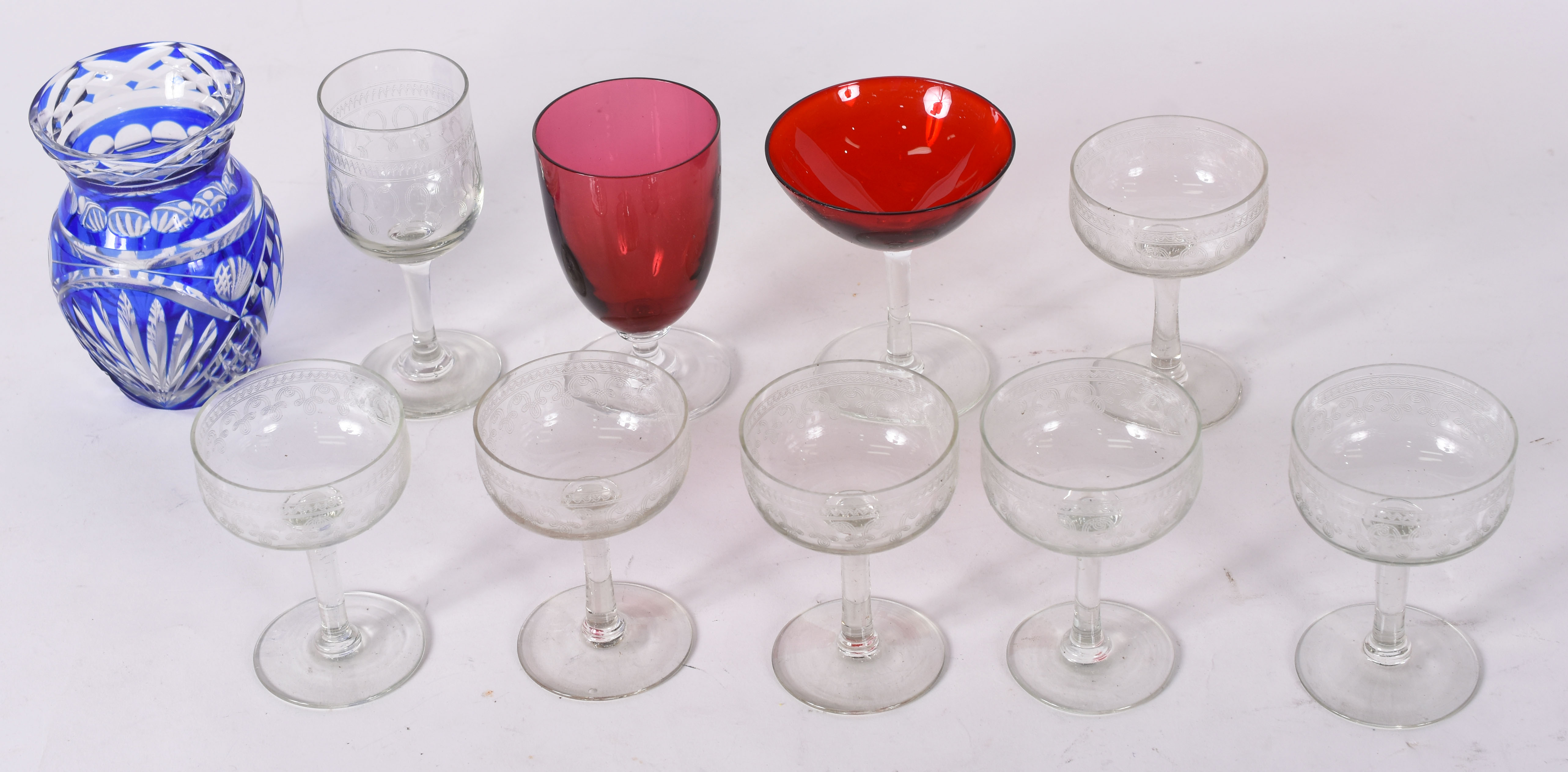 Seis taças para champagne lavradas com guirlandas,3 taças diversas e... - foto 1 de 3
