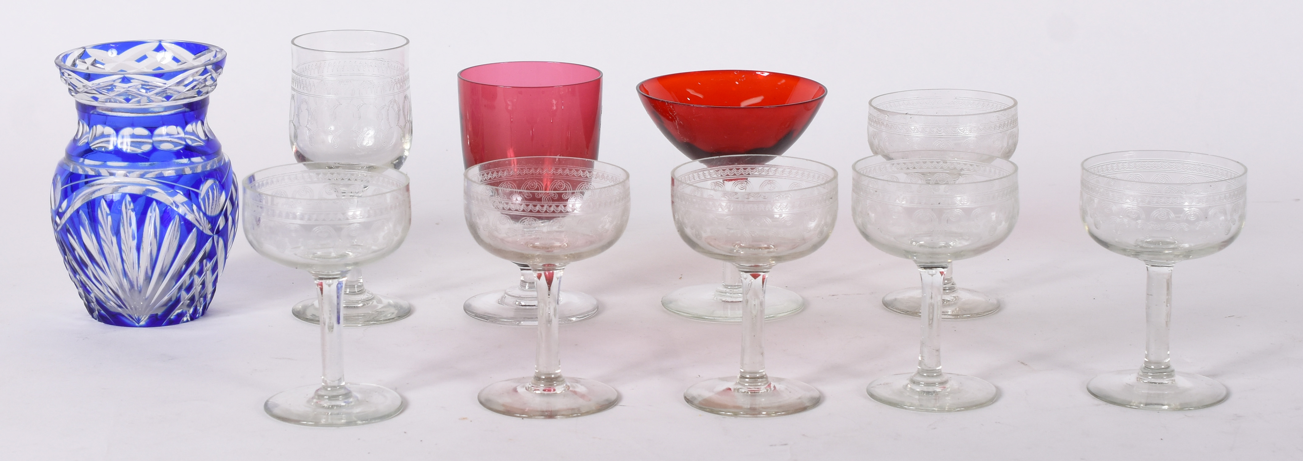 Seis taças para champagne lavradas com guirlandas,3 taças diversas e... - foto 2 de 3