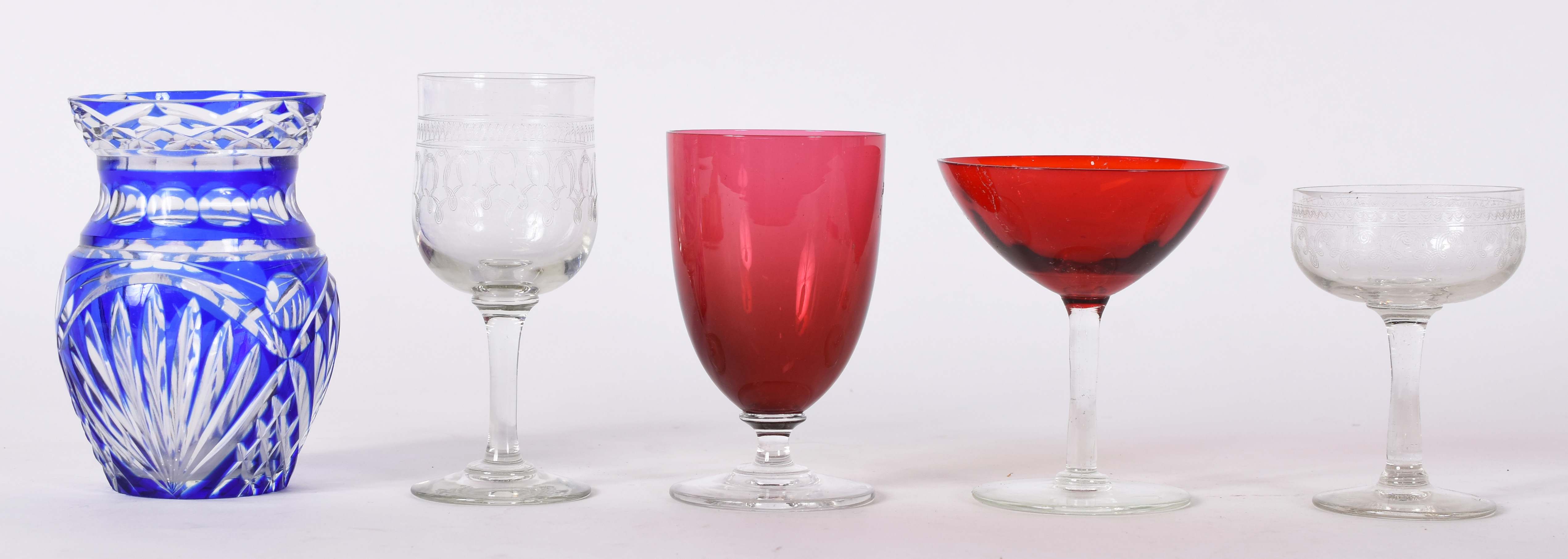 Seis taças para champagne lavradas com guirlandas,3 taças diversas e... - foto 3 de 3