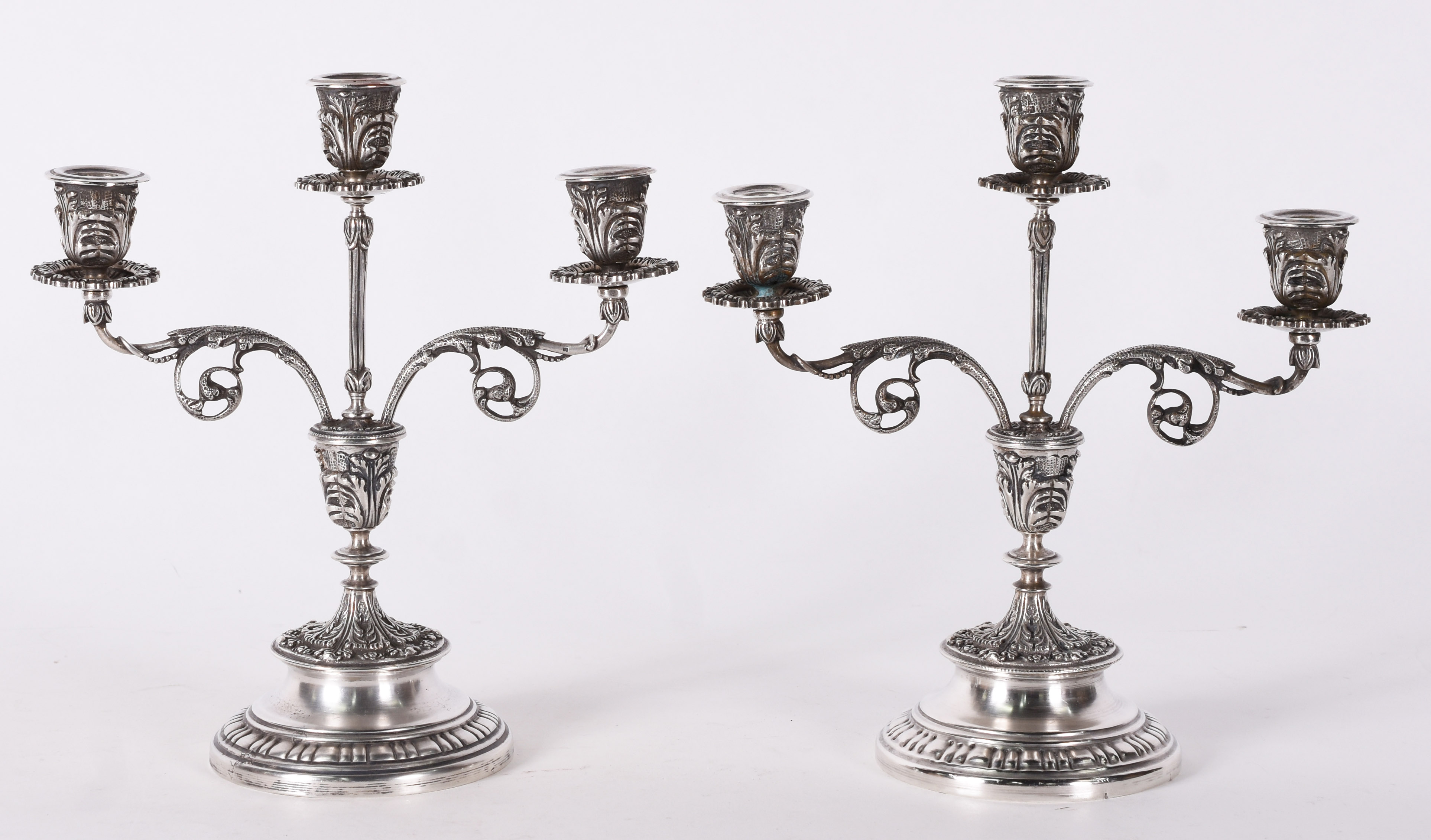 Par de candelabros para 3 velas cada em prata baixa . - foto 1 de 5