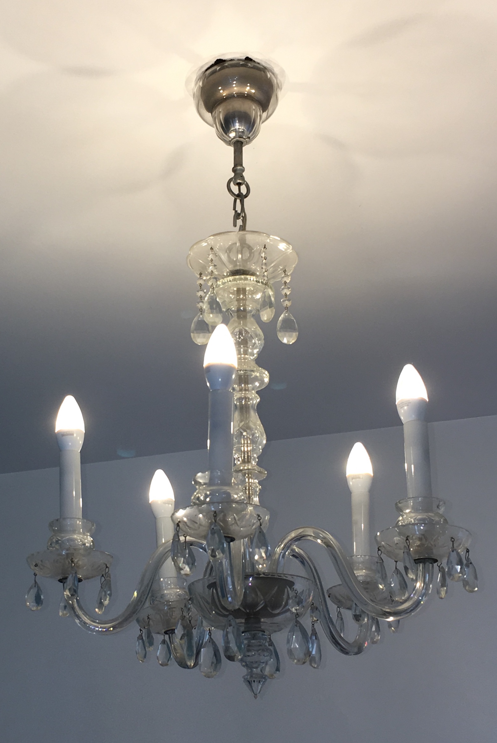 Pequeno lustre de cristal para 5 luzes, pingentes lapidados. - foto 1 de 5