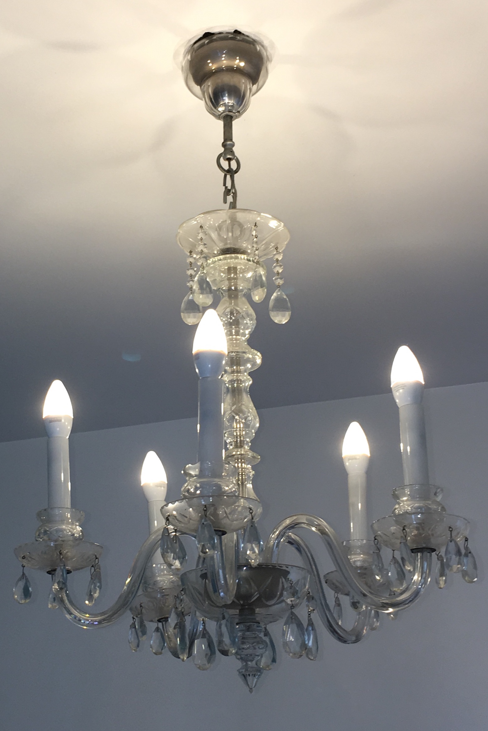 Pequeno lustre de cristal para 5 luzes, pingentes lapidados. - foto 2 de 5