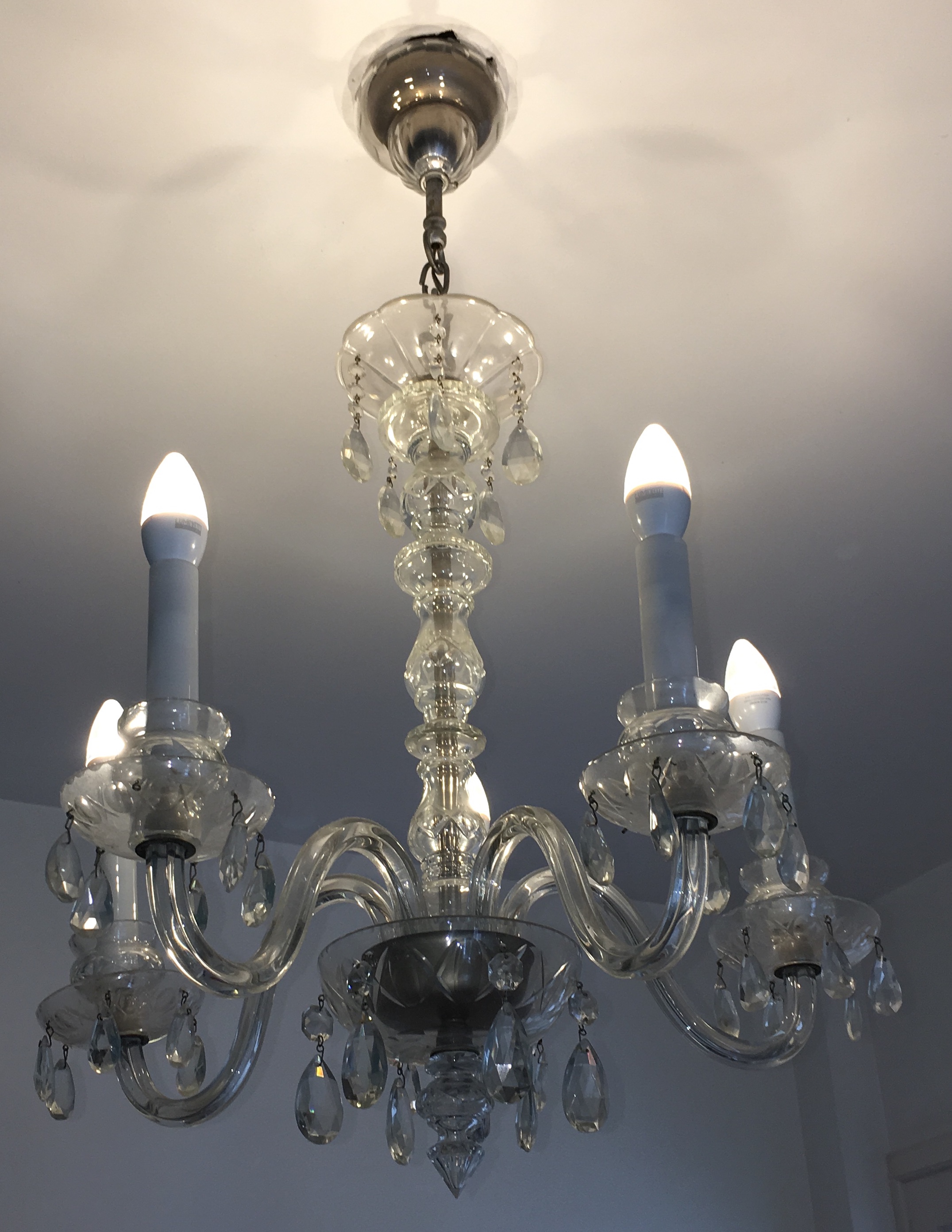 Pequeno lustre de cristal para 5 luzes, pingentes lapidados. - foto 3 de 5