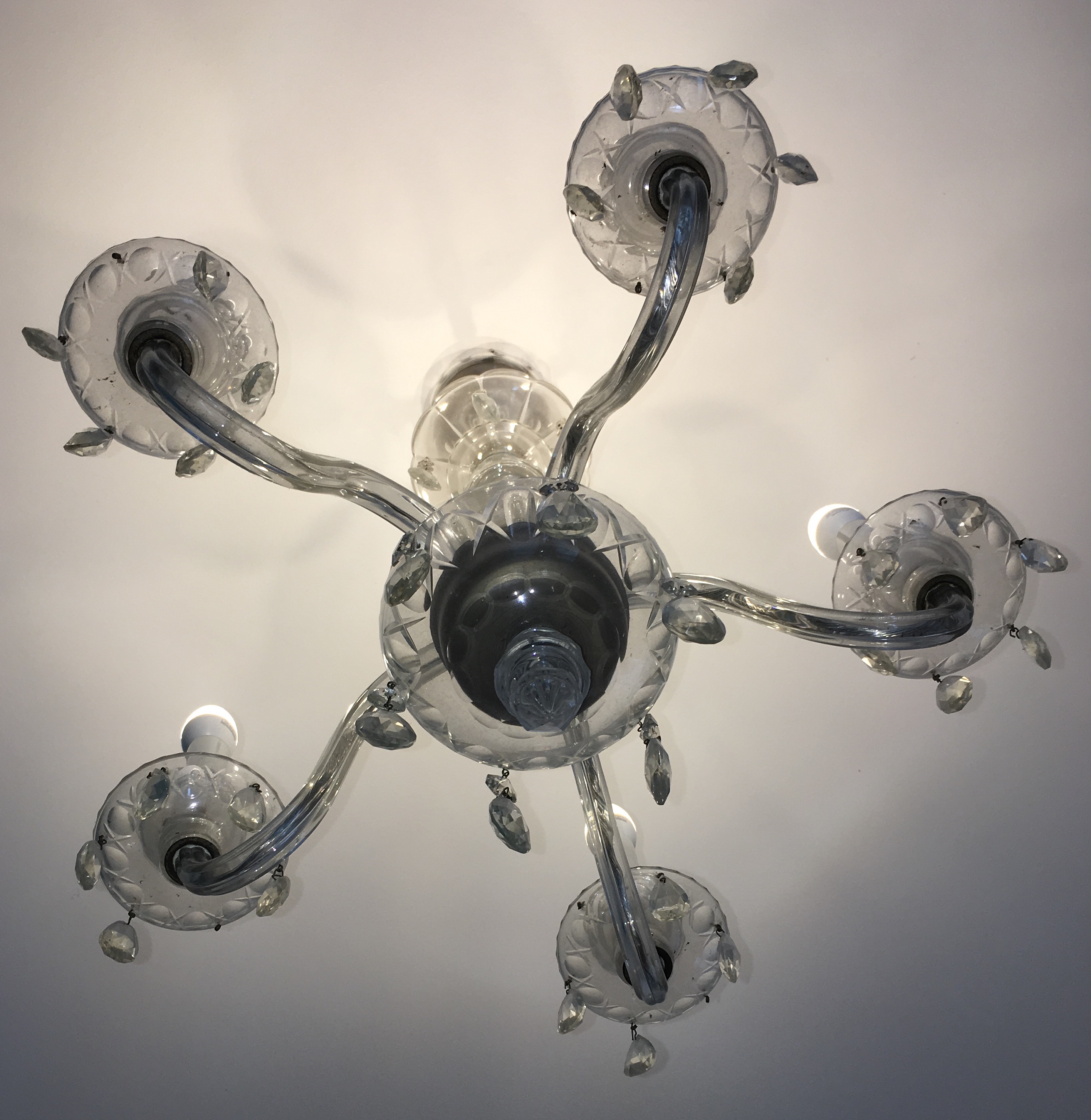 Pequeno lustre de cristal para 5 luzes, pingentes lapidados. - foto 4 de 5