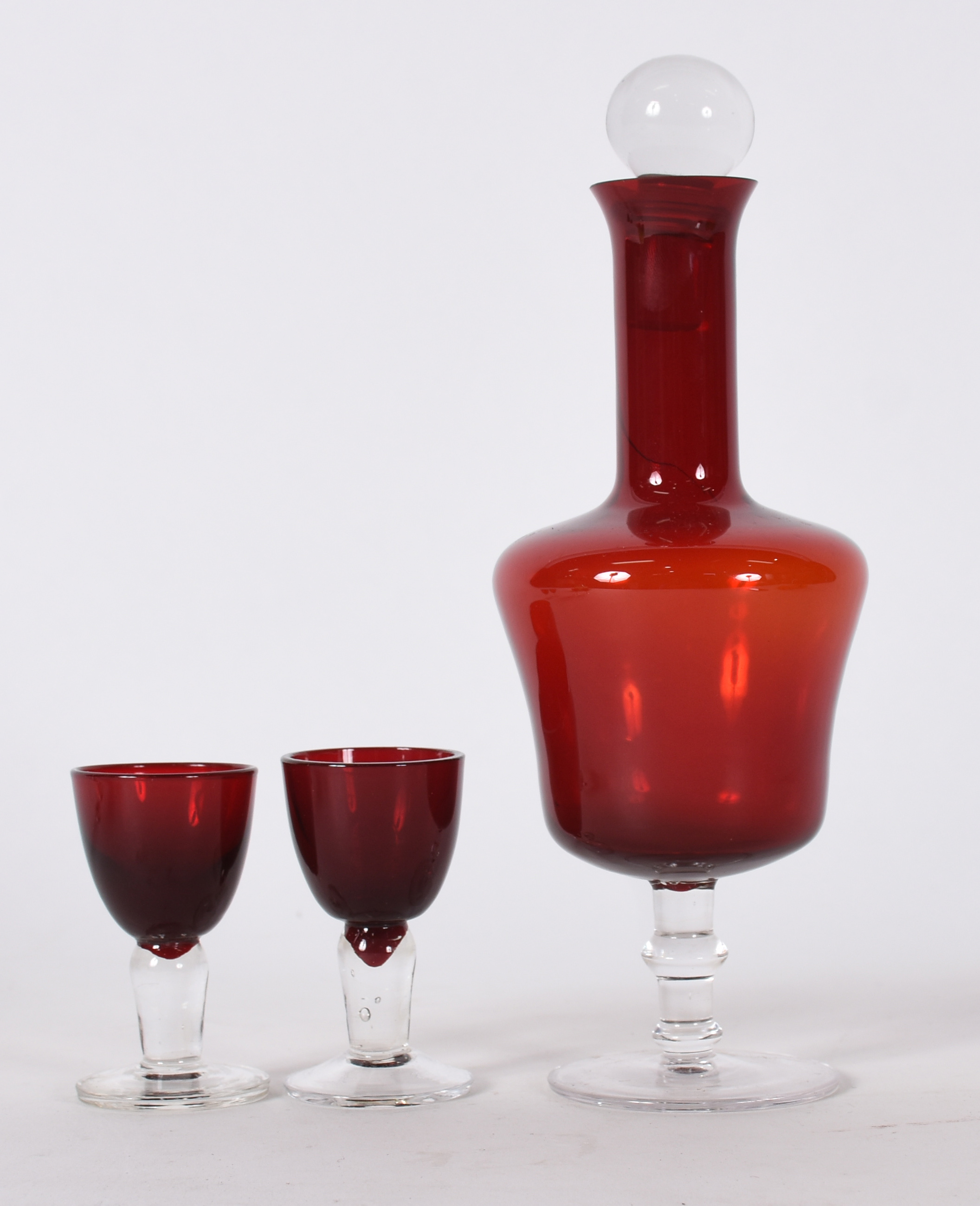 Conjunto de licoreira com 6 cálices de vidro vermelho. - foto 3 de 3