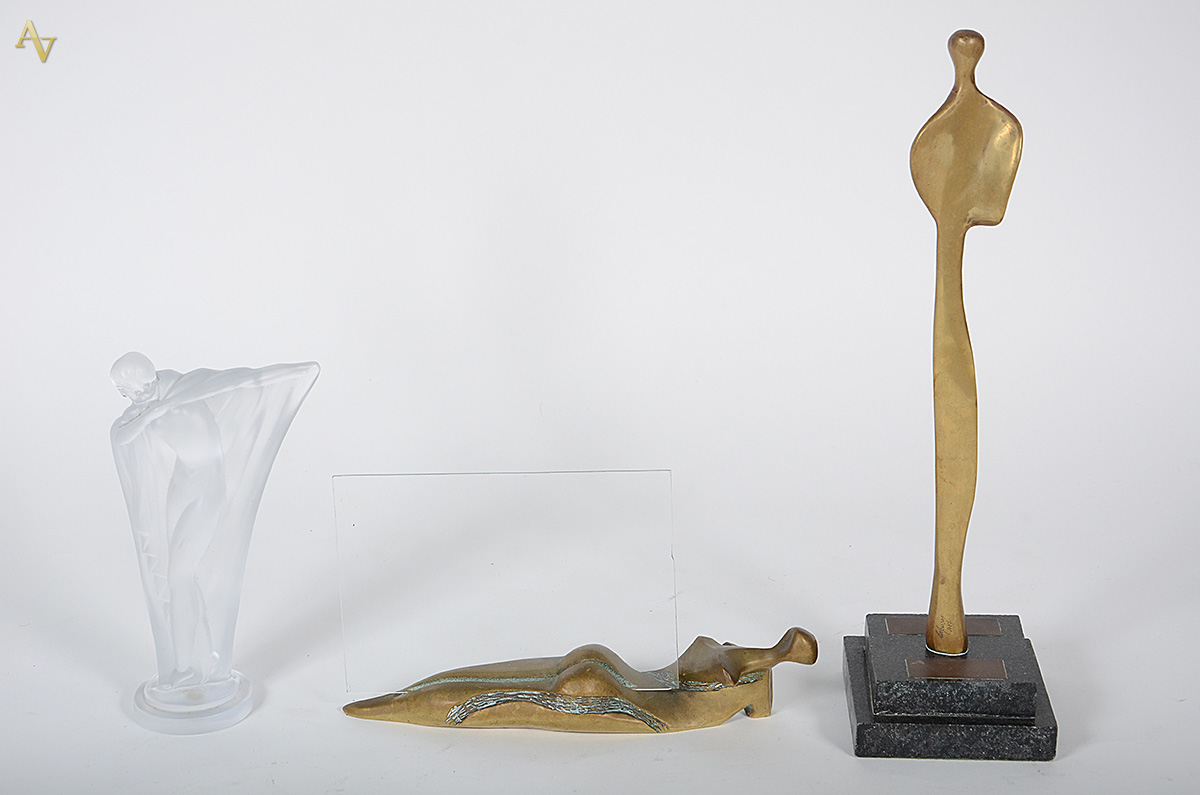 Três esculturas, sendo duas de bronze (alturas 14,5 e 37 cm - uma com... - foto 1 de 2