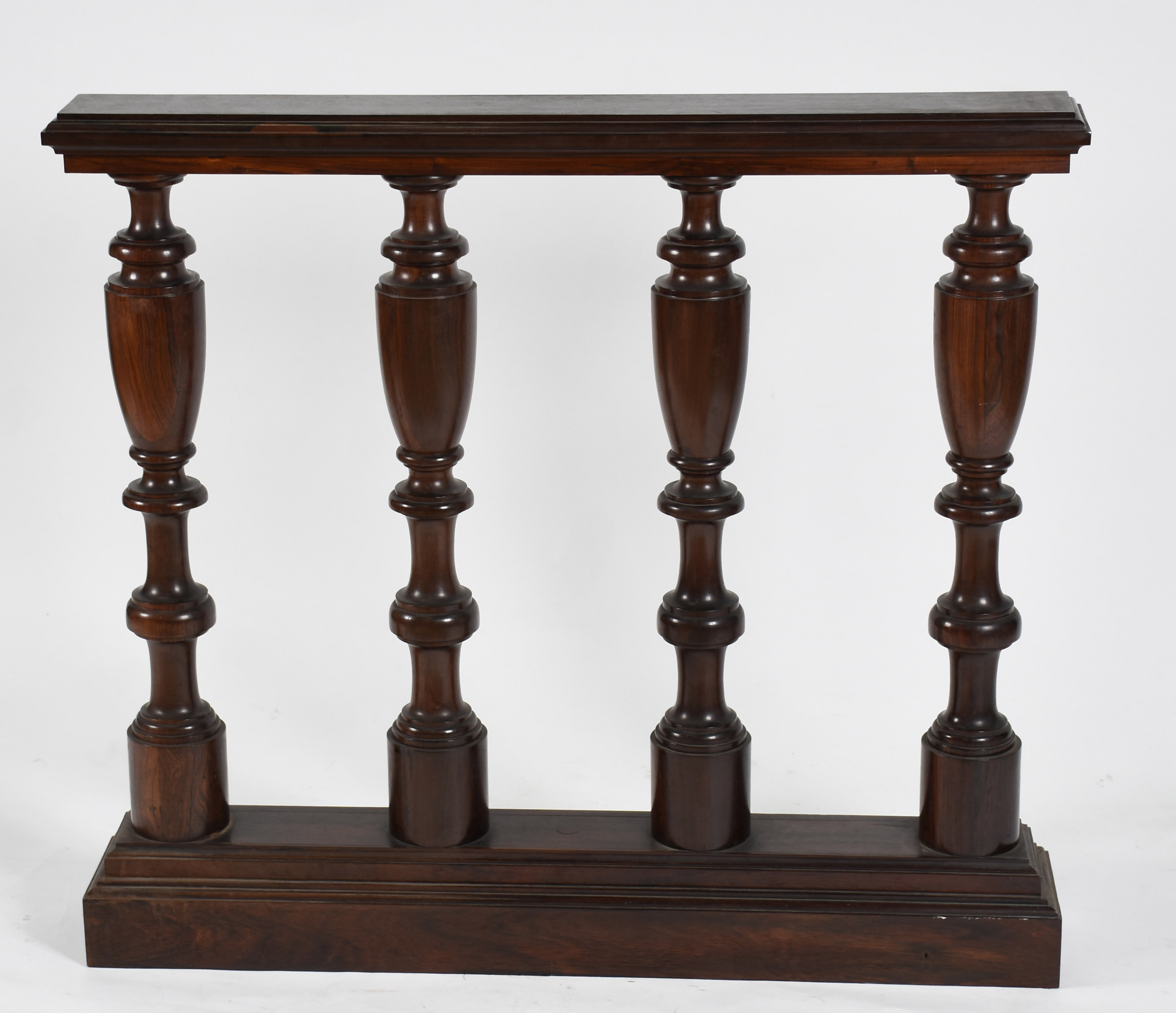 Balaustrada de jacarandá com quatro colunas torneadas. - foto 1 de 3