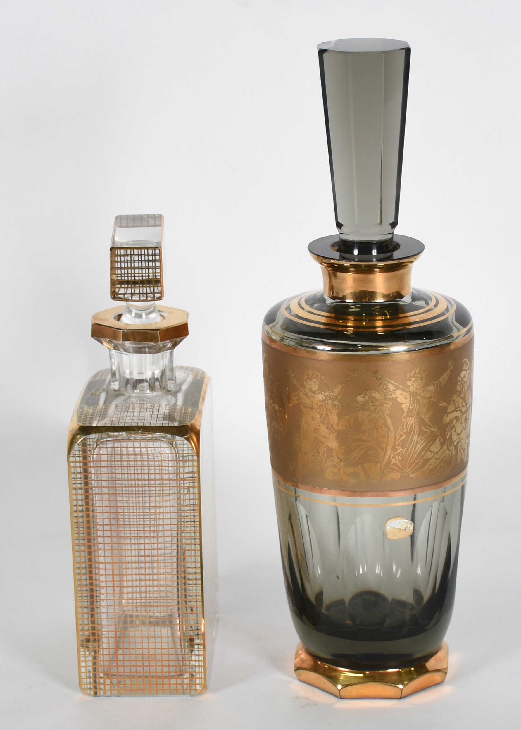 Duas garrafas de cristal com detalhes dourados (uma com tampa lascada... - foto 3 de 7
