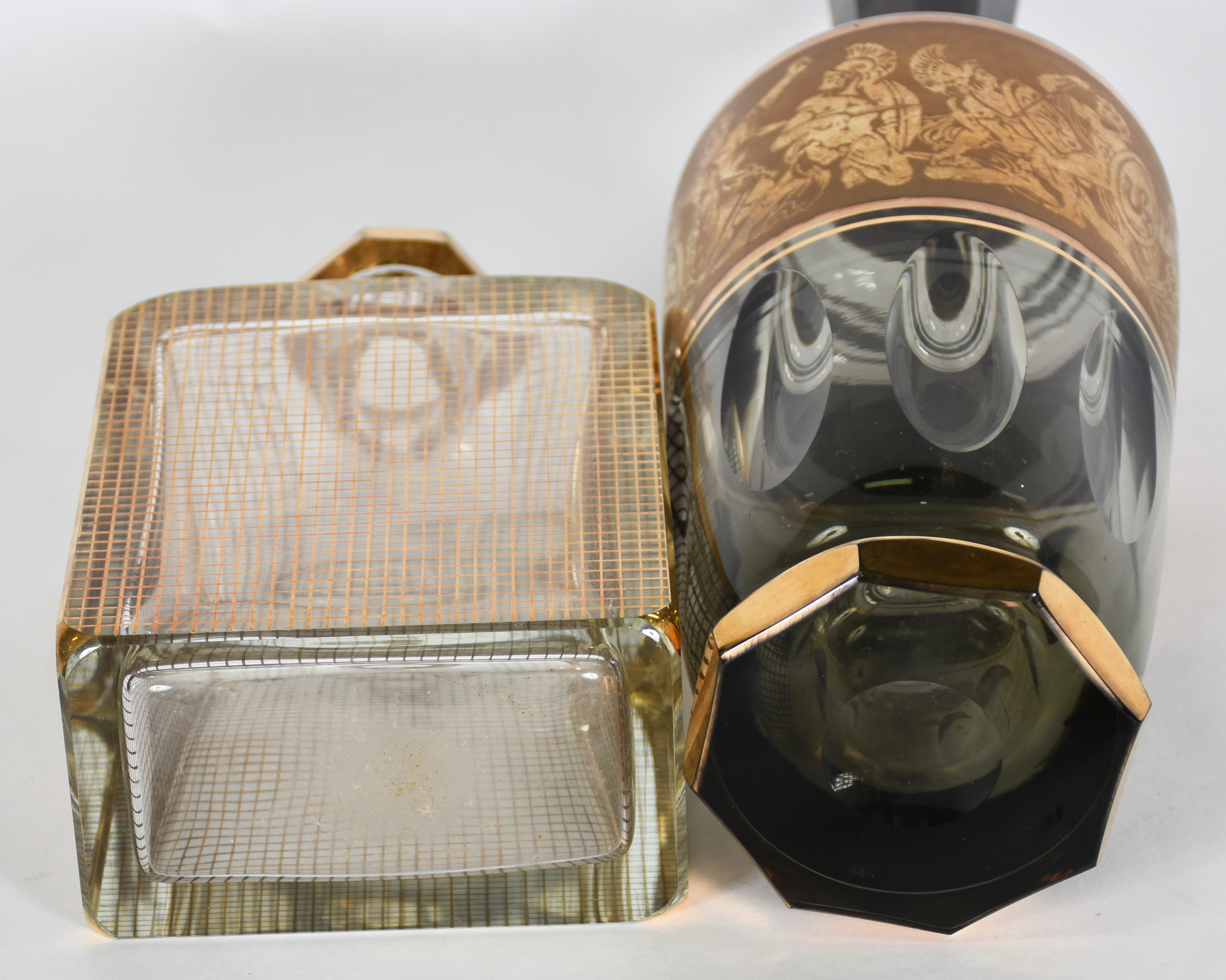 Duas garrafas de cristal com detalhes dourados (uma com tampa lascada... - foto 6 de 7