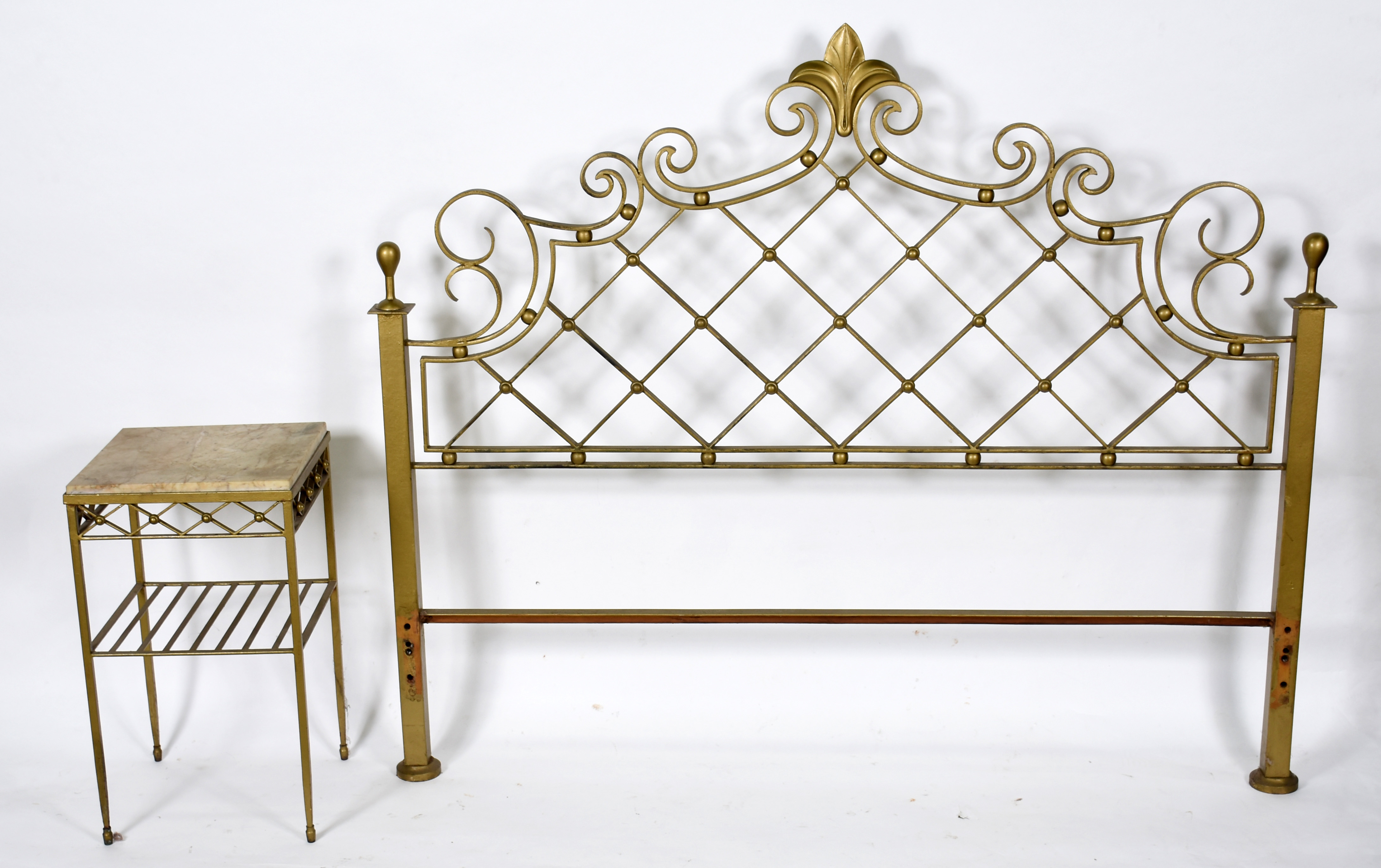 Cama de casal de metal dourado e par de mesinhas de cabeceira . - foto 1 de 4