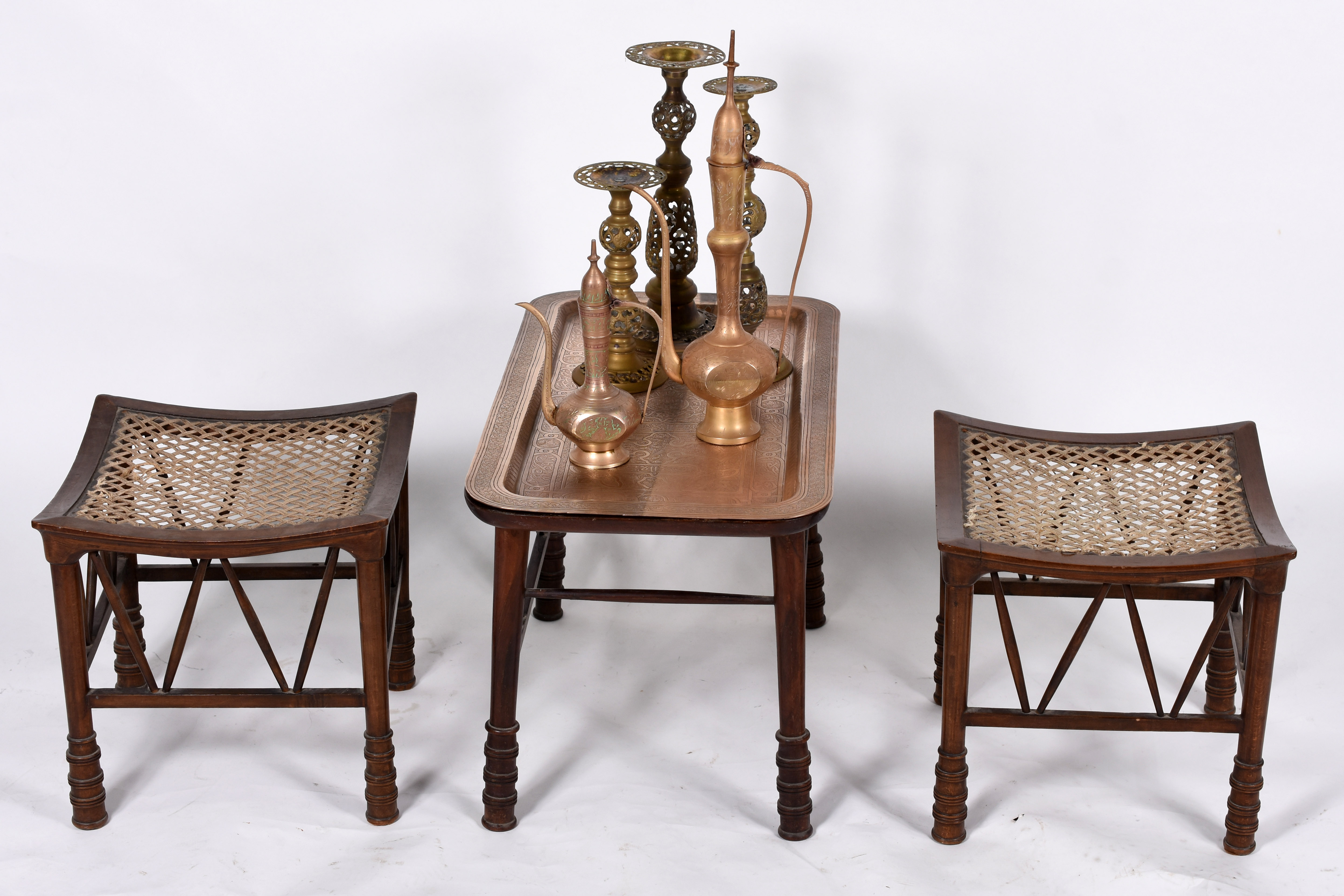 Conjunto oriental para chá, composto de par de bancos de madeira com... - foto 2 de 10
