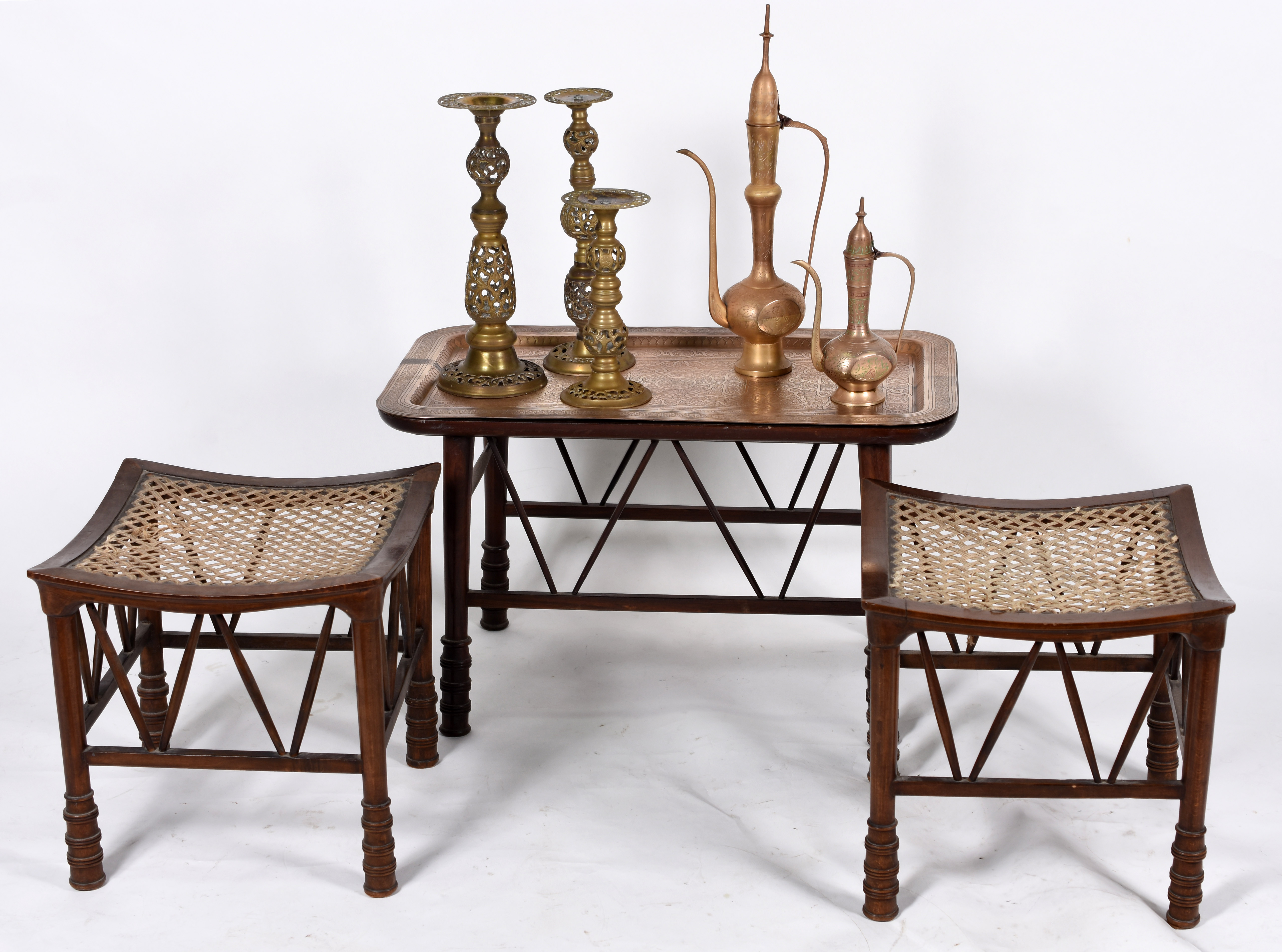 Conjunto oriental para chá, composto de par de bancos de madeira com... - foto 1 de 10